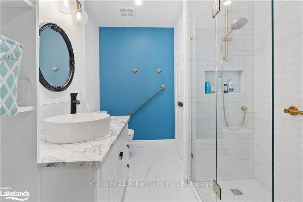 10 BAY Street E, #101