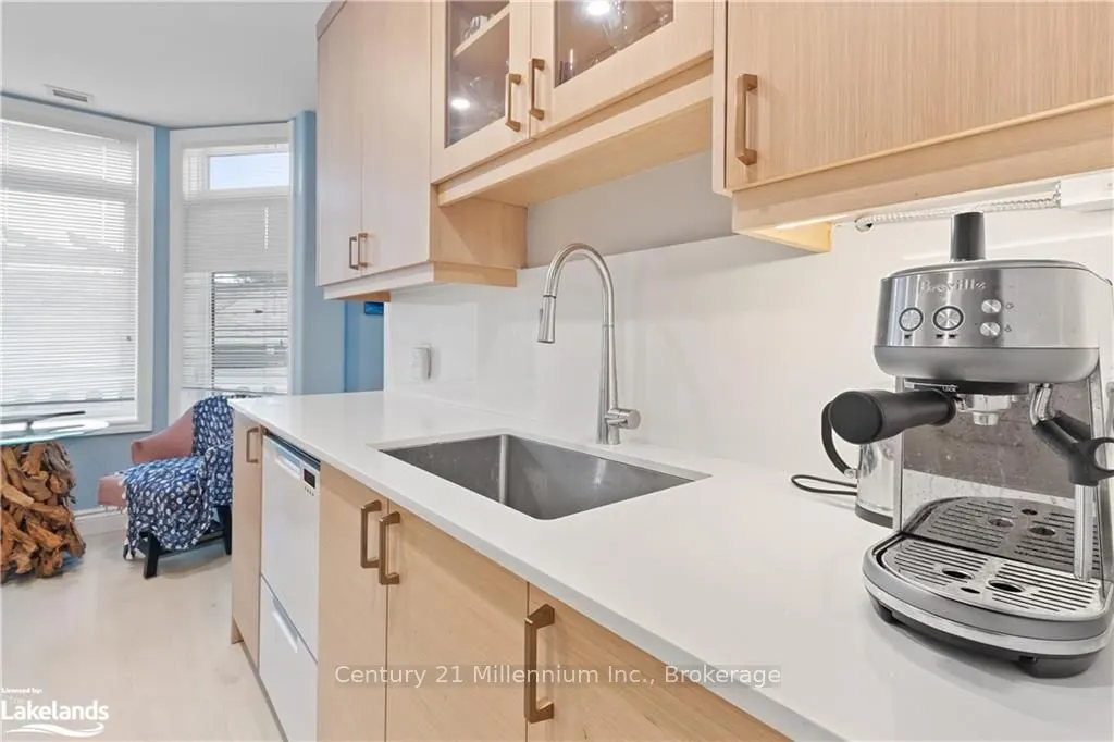 10 BAY Street E, #101