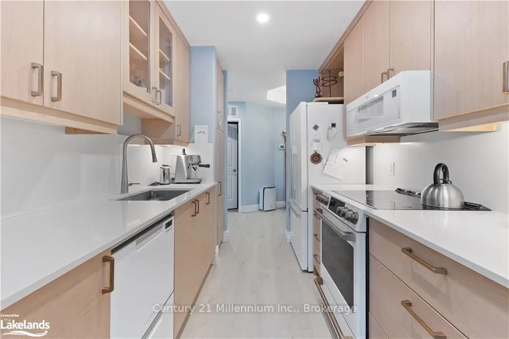 10 BAY Street E, #101