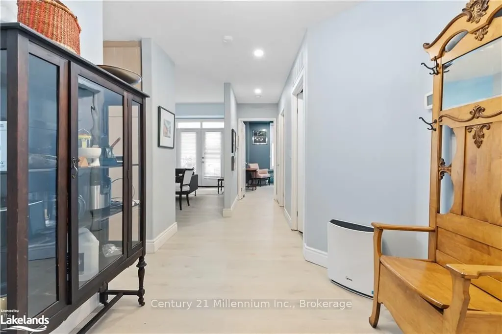 10 BAY Street E, #101