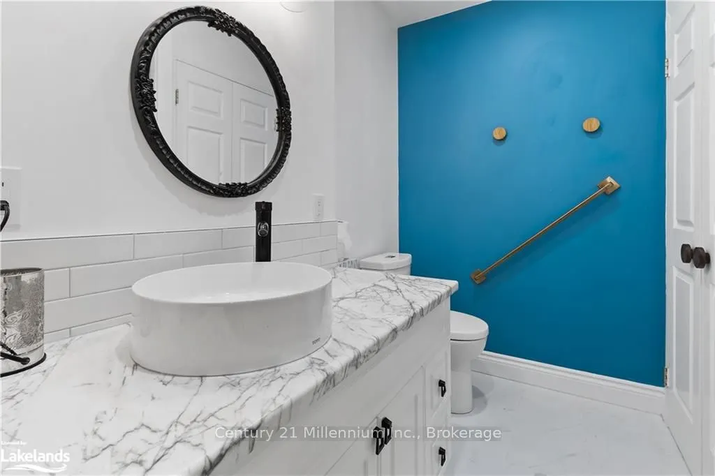 10 BAY Street E, #101