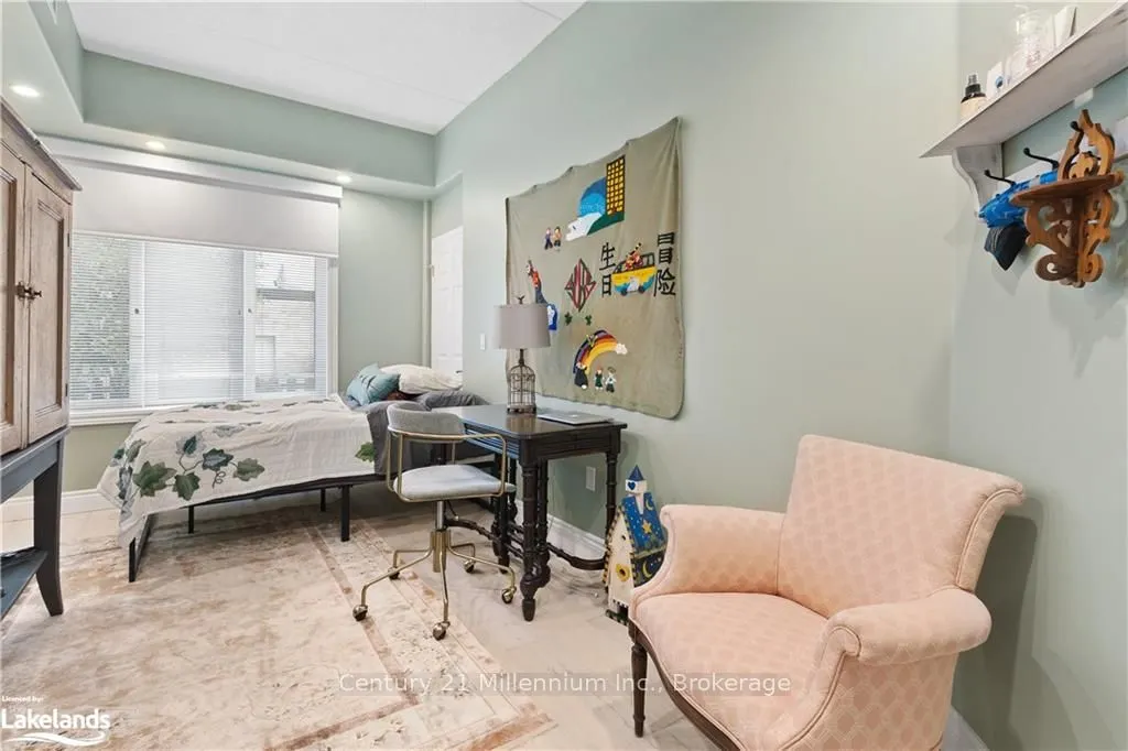 10 BAY Street E, #101