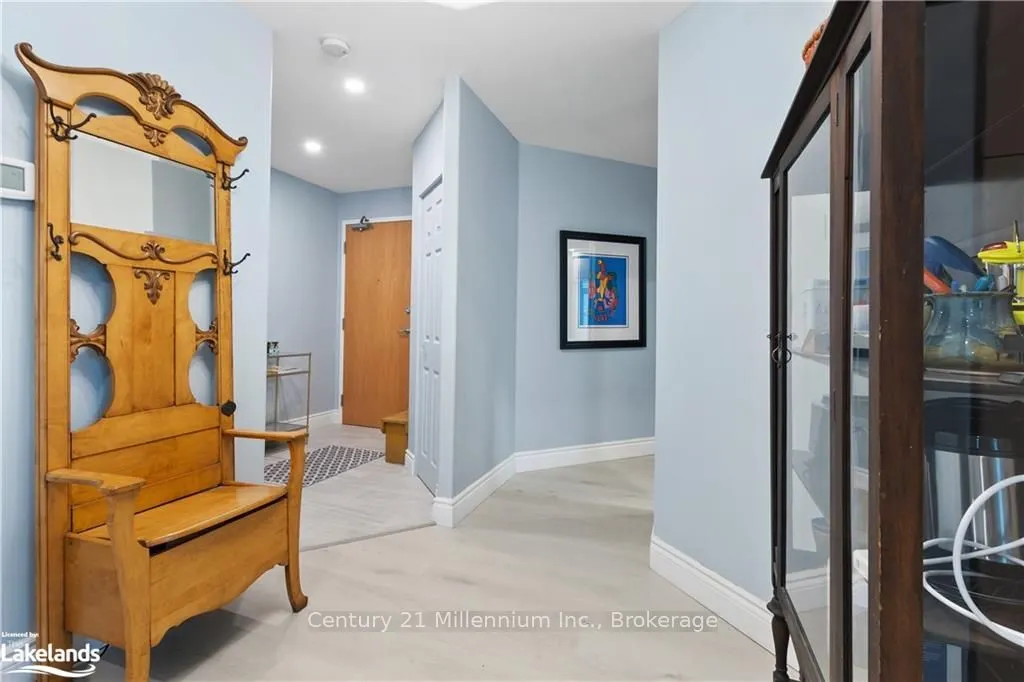 10 BAY Street E, #101