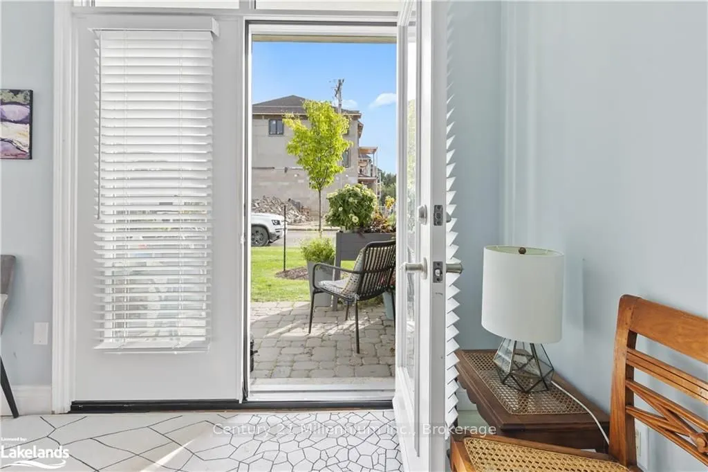 10 BAY Street E, #101