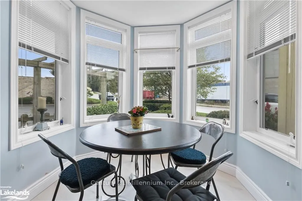 10 BAY Street E, #101