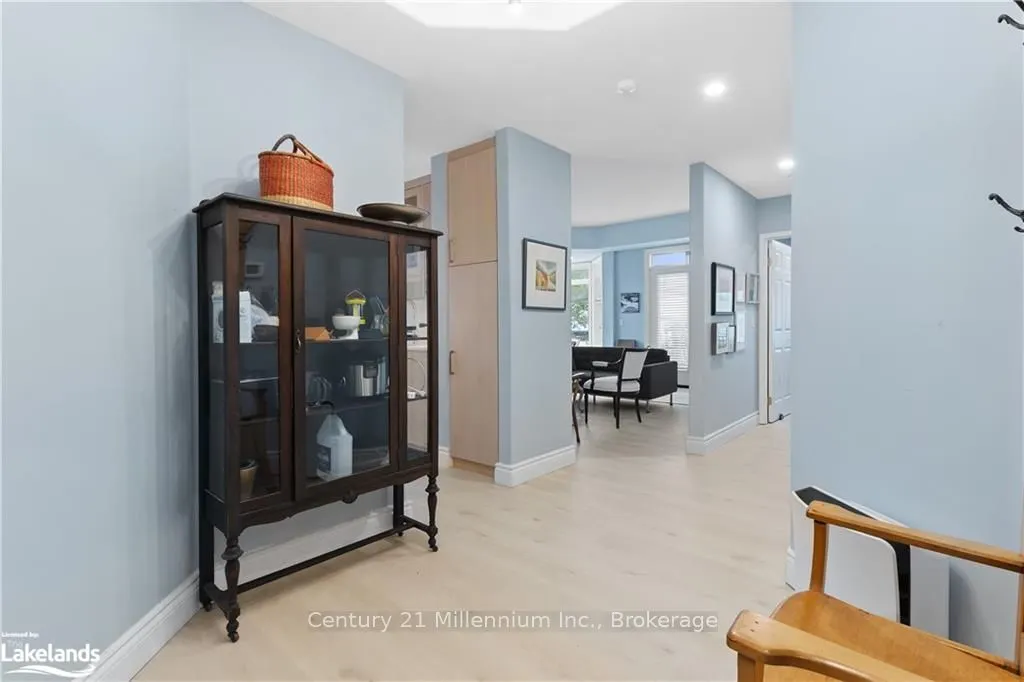 10 BAY Street E, #101