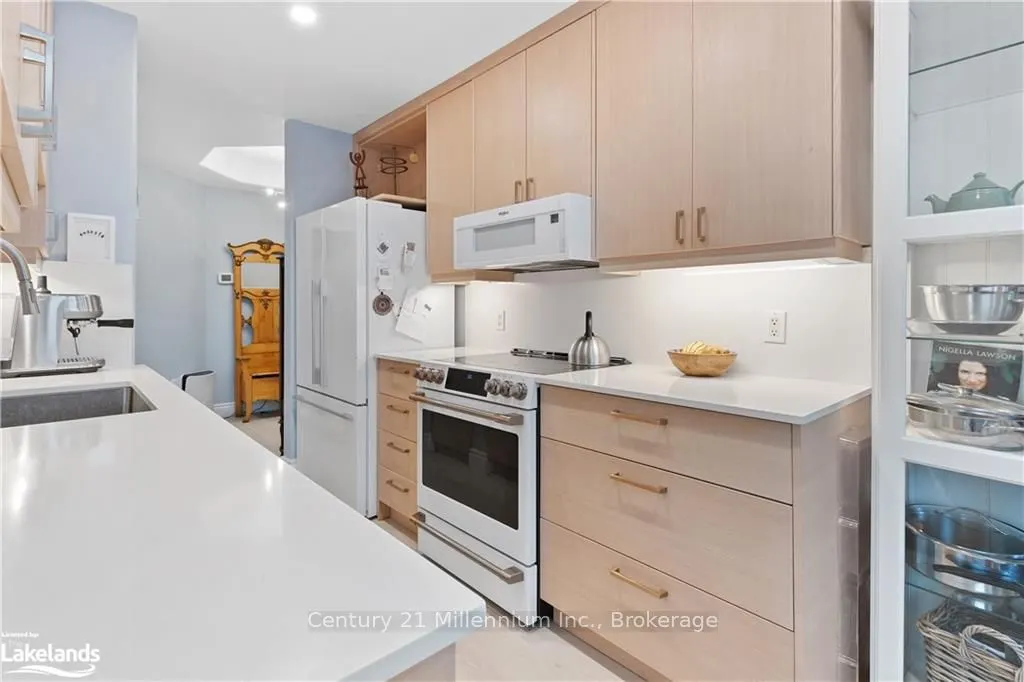 10 BAY Street E, #101
