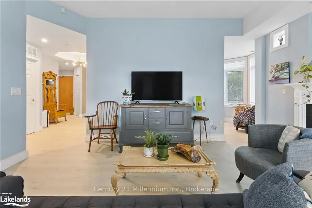 10 BAY Street E, #101