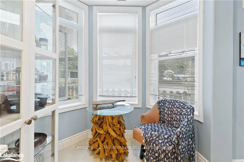 10 BAY Street E, #101