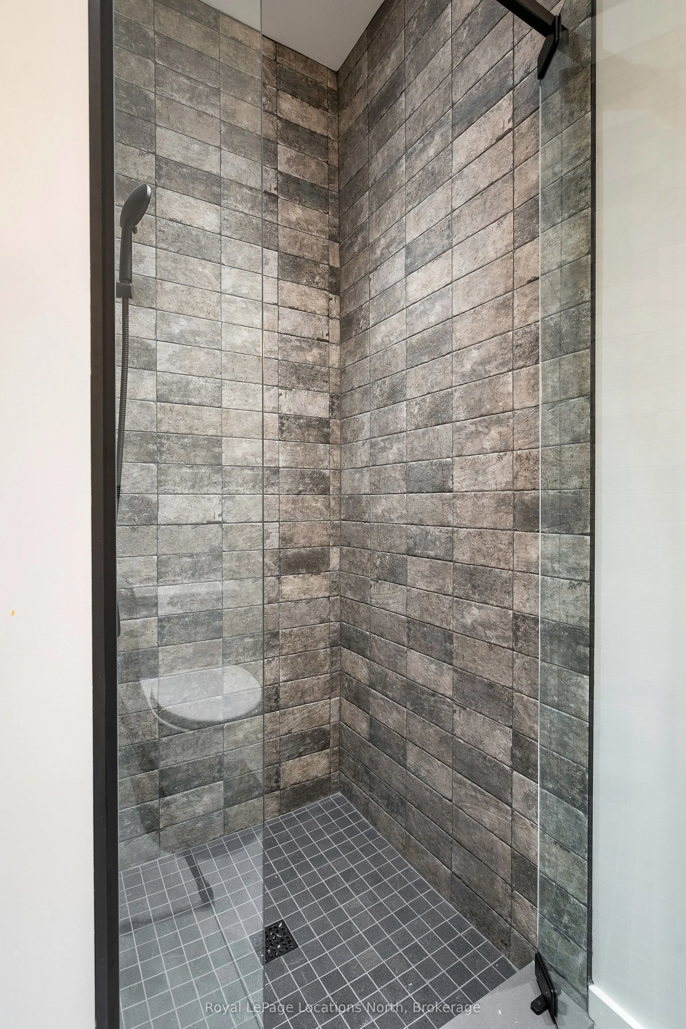 20 Alice Street E, #4