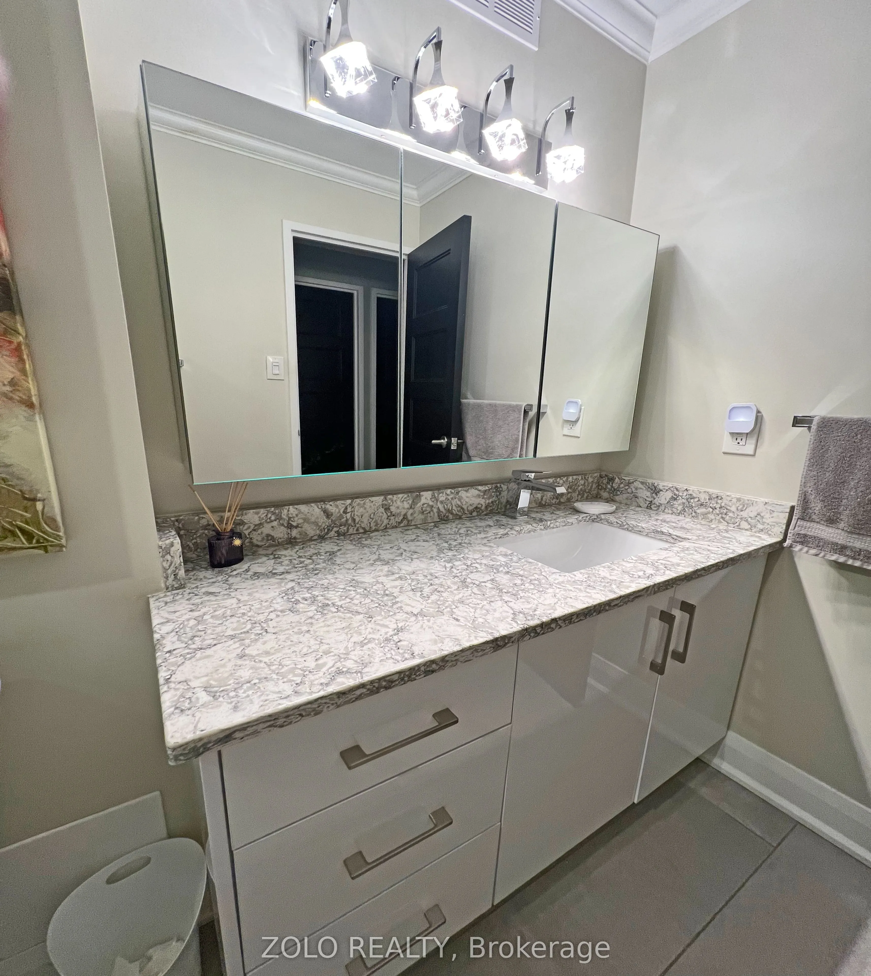 915 Elmsmere Road, #1011