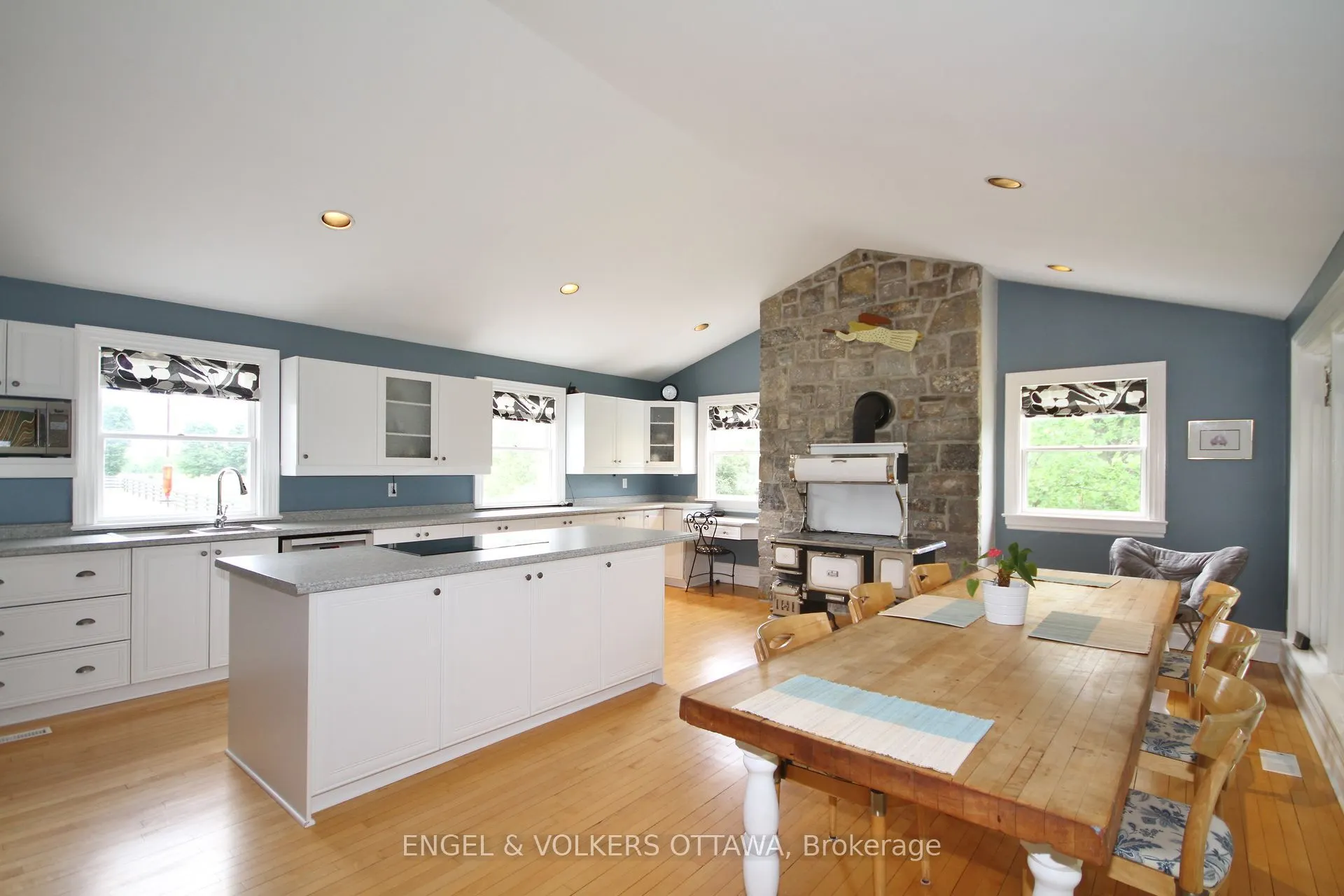 3000/2980 ROGER STEVENS Drive