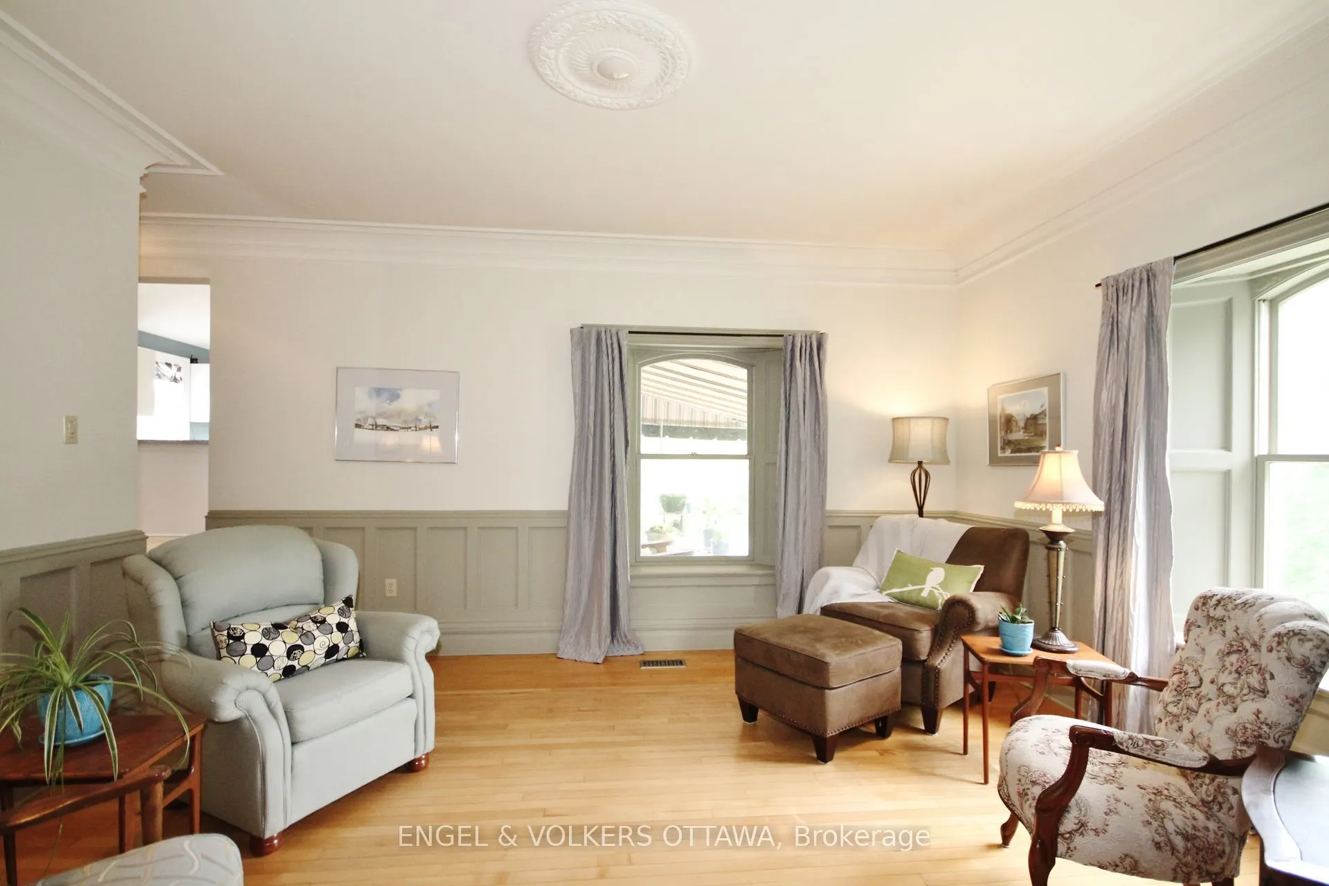3000/2980 ROGER STEVENS Drive