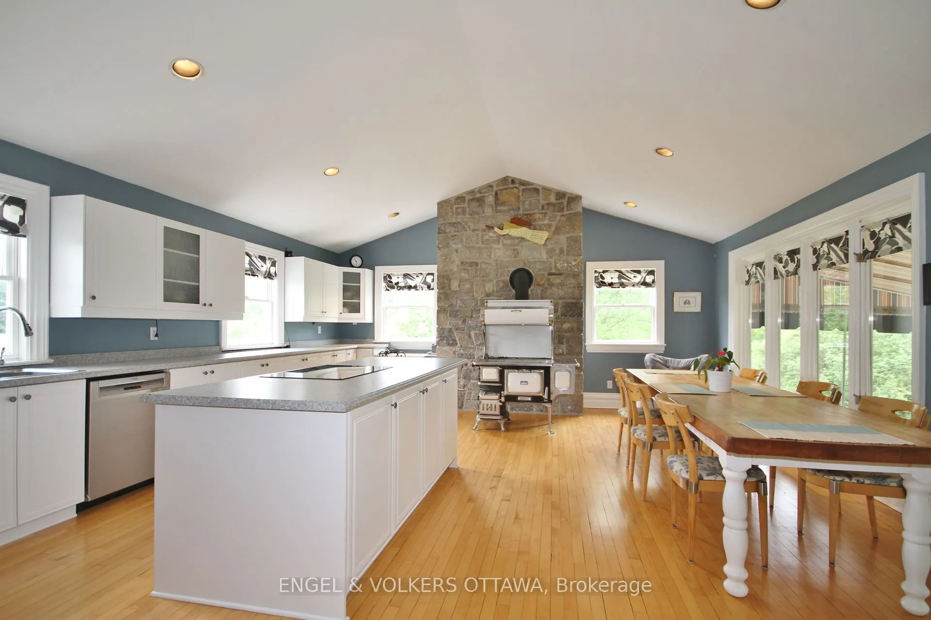 3000/2980 ROGER STEVENS Drive