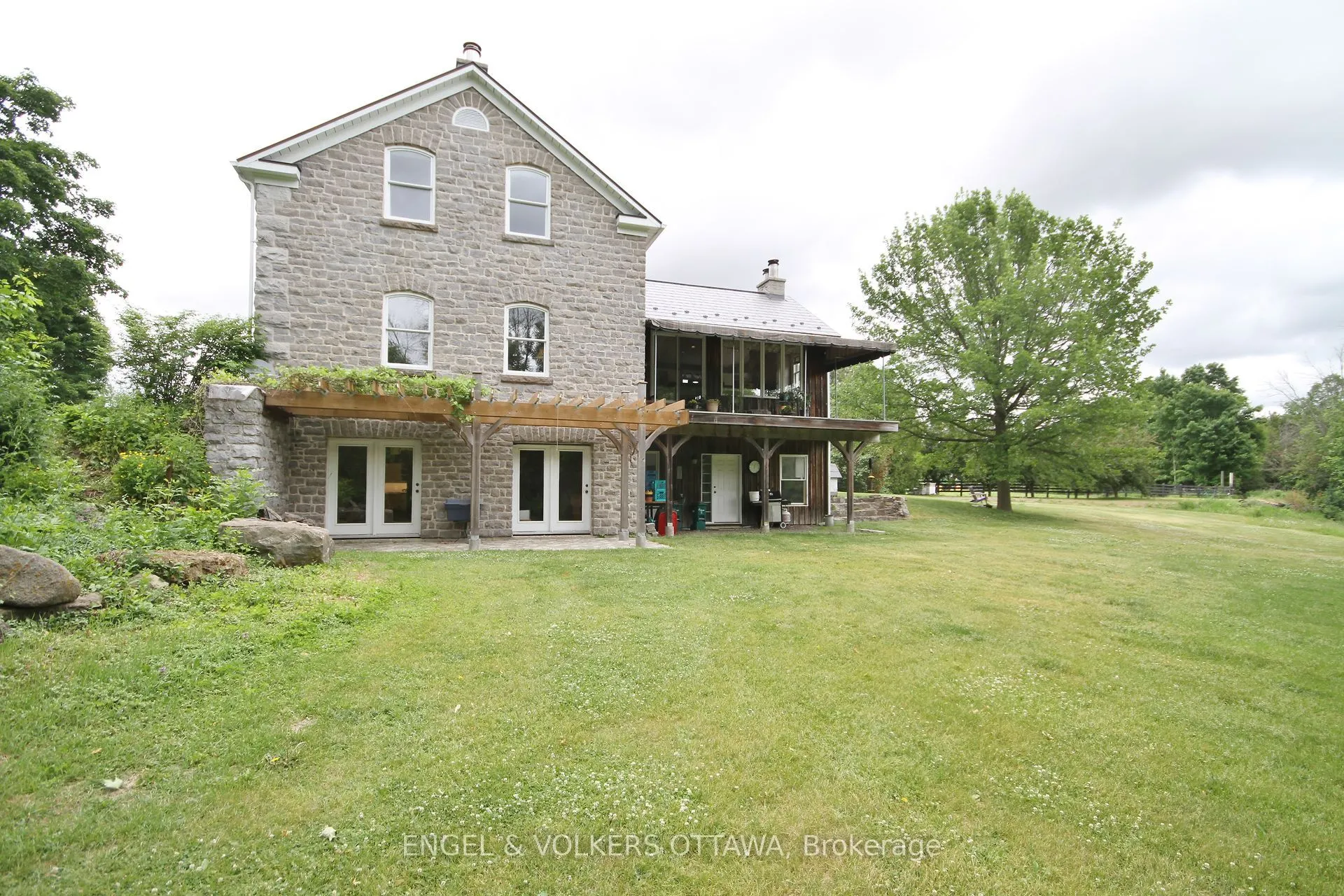 3000/2980 ROGER STEVENS Drive