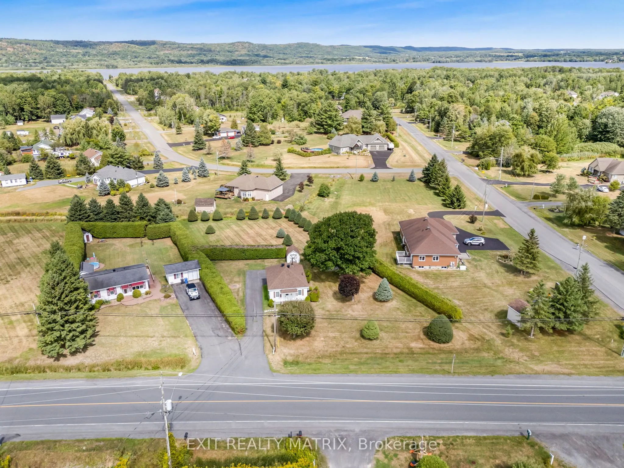 48 Front Road W