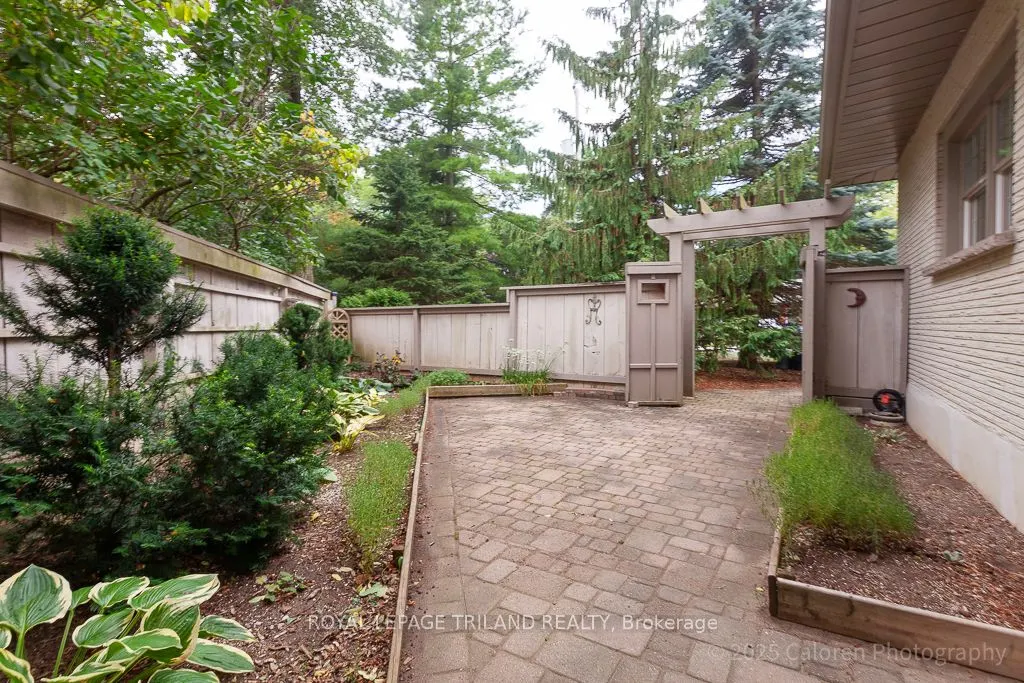 25 BLOOMFIELD Drive