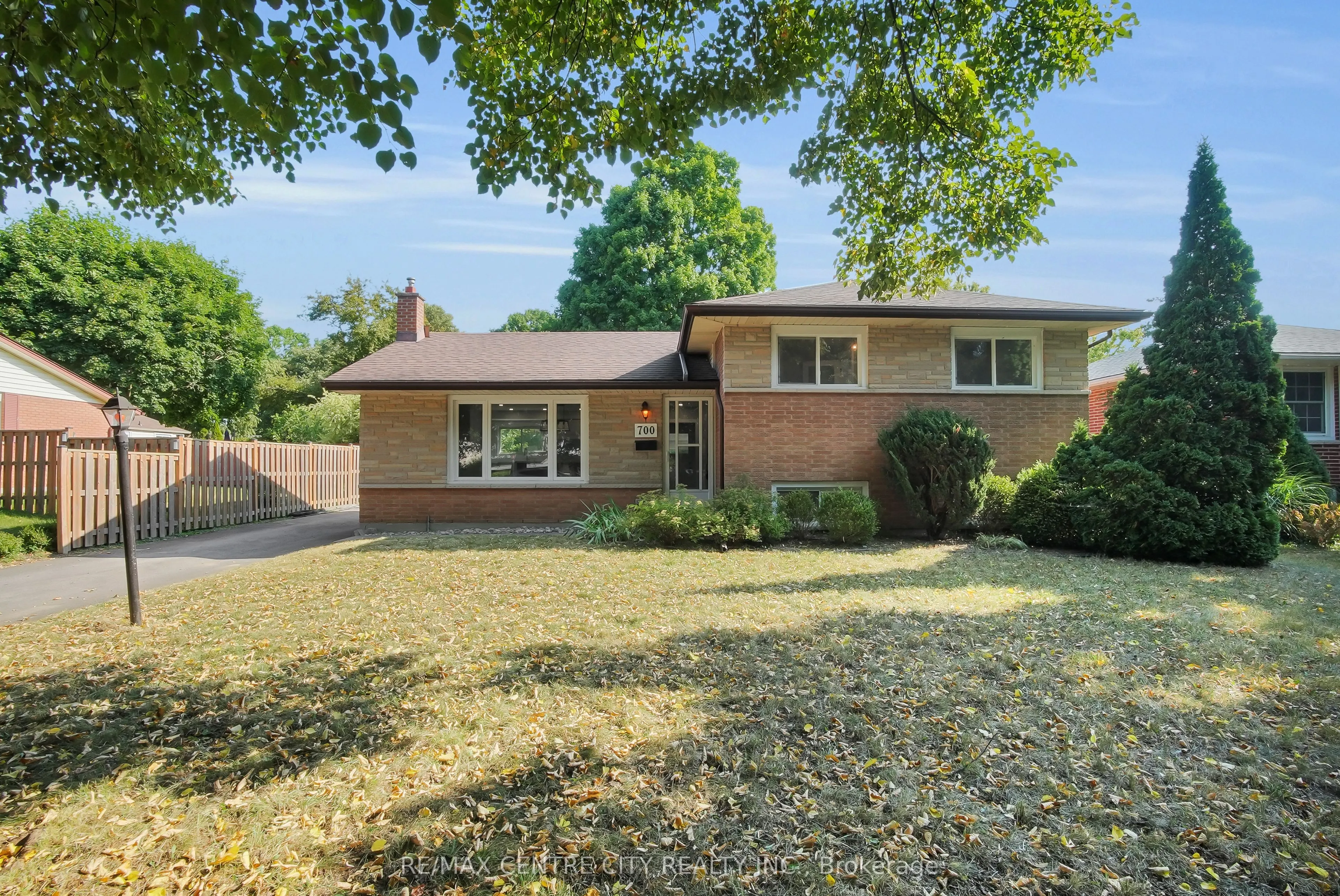 700 Glengyle Crescent
