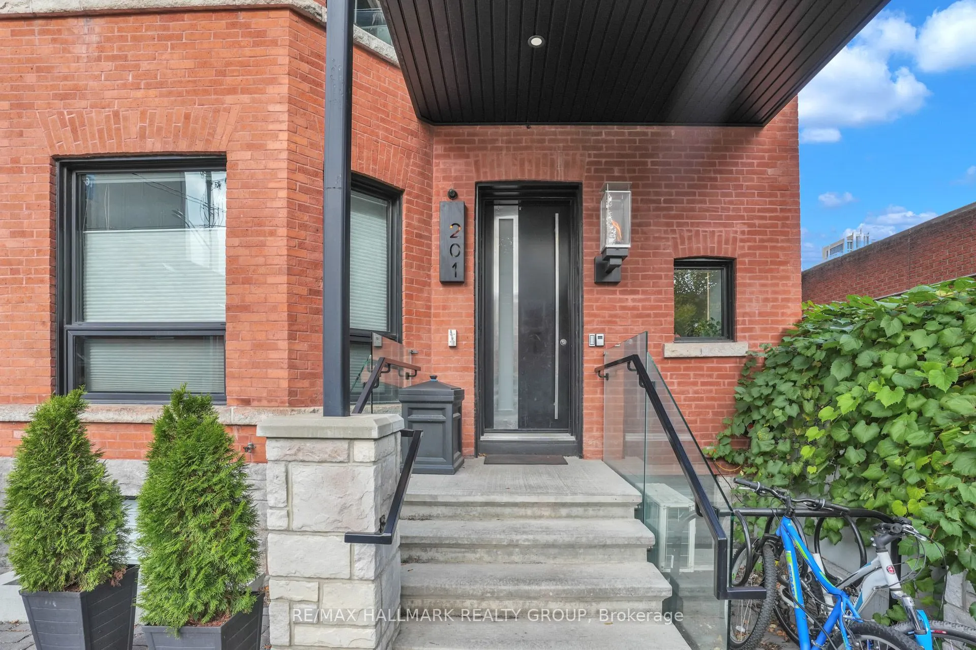 201 MACLAREN Street, #5