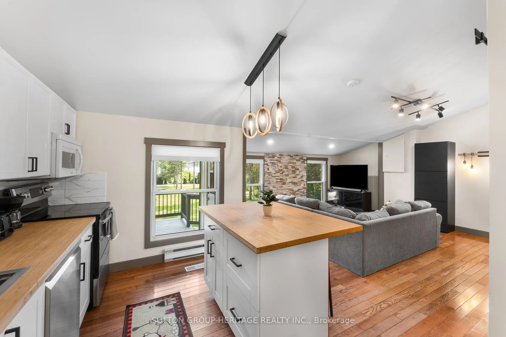 682 North Shore Drive E