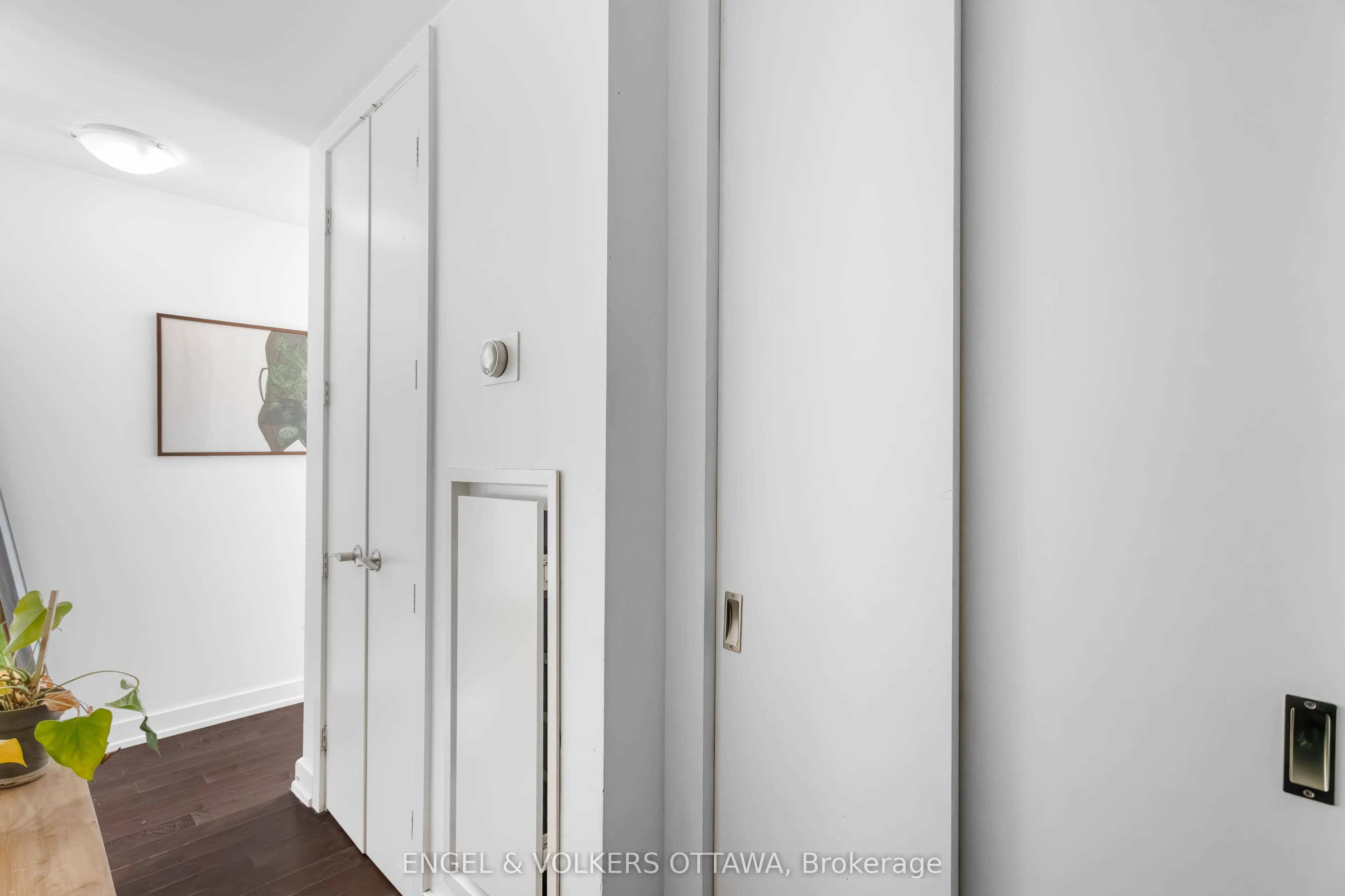 111 Champagne Avenue S, #807