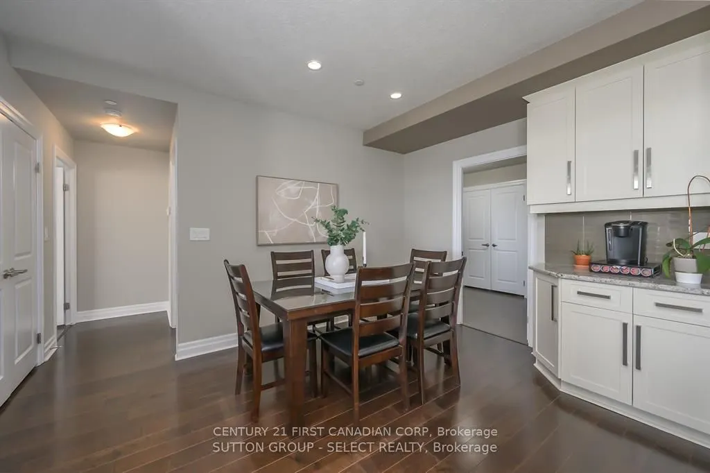 240 Villagewalk Boulevard, #809