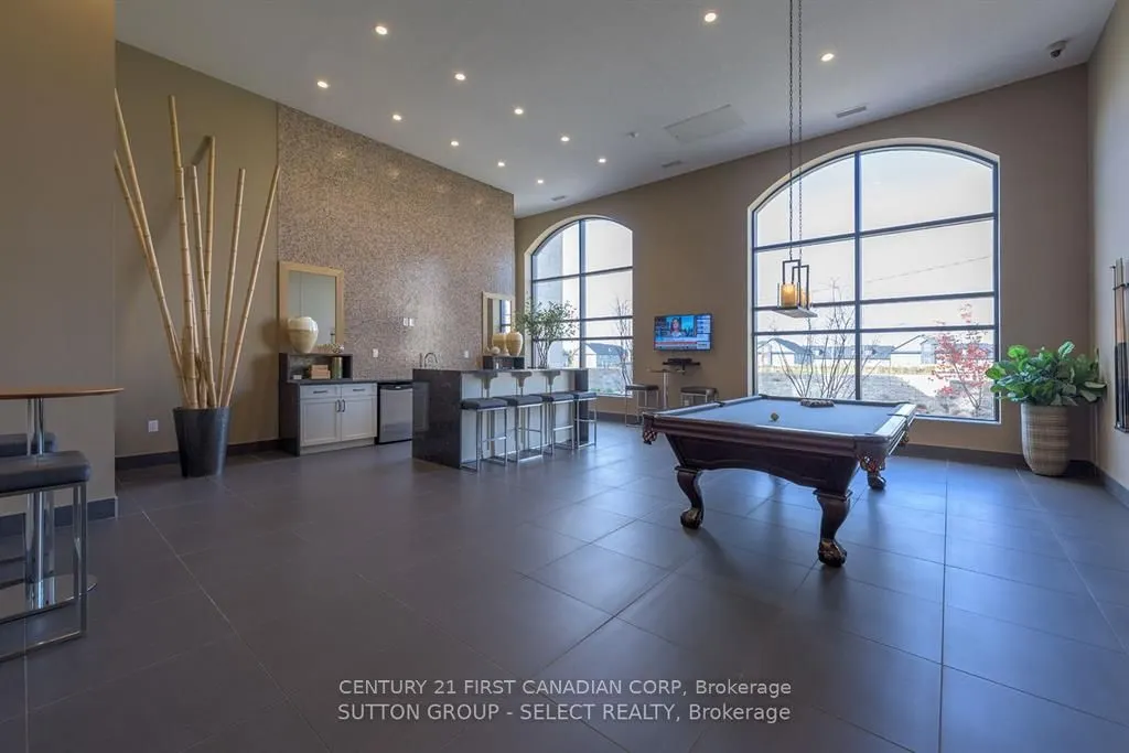 240 Villagewalk Boulevard, #809