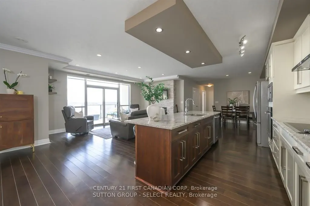 240 Villagewalk Boulevard, #809