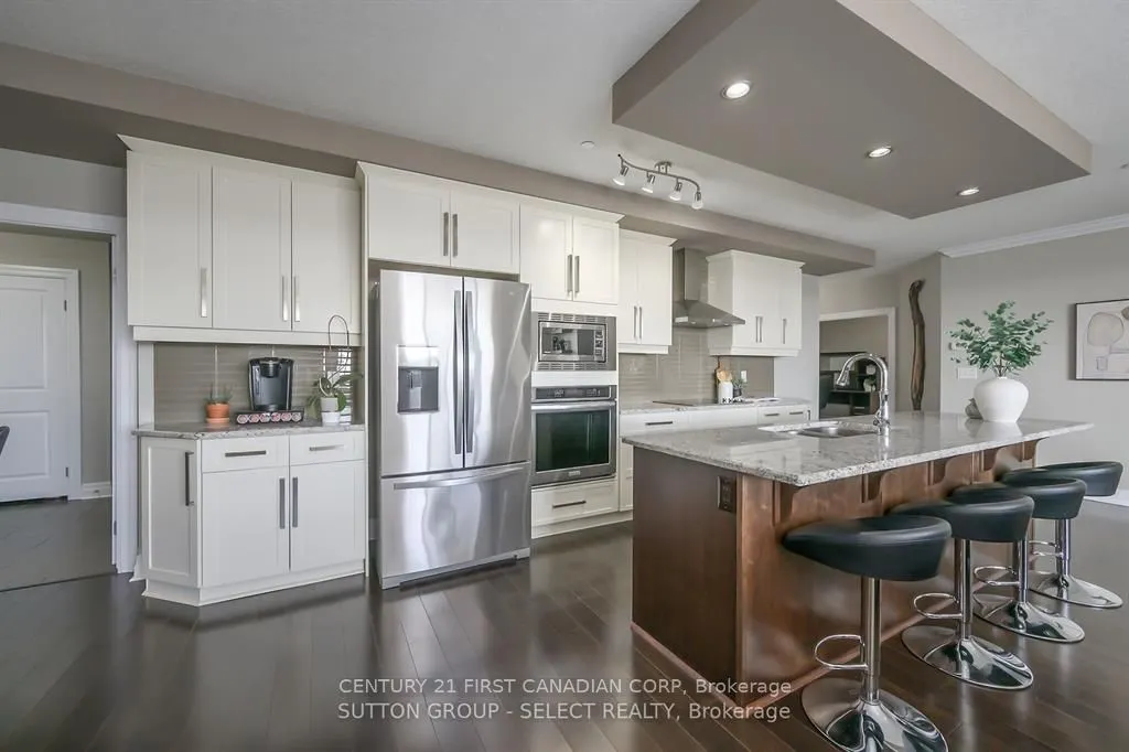 240 Villagewalk Boulevard, #809