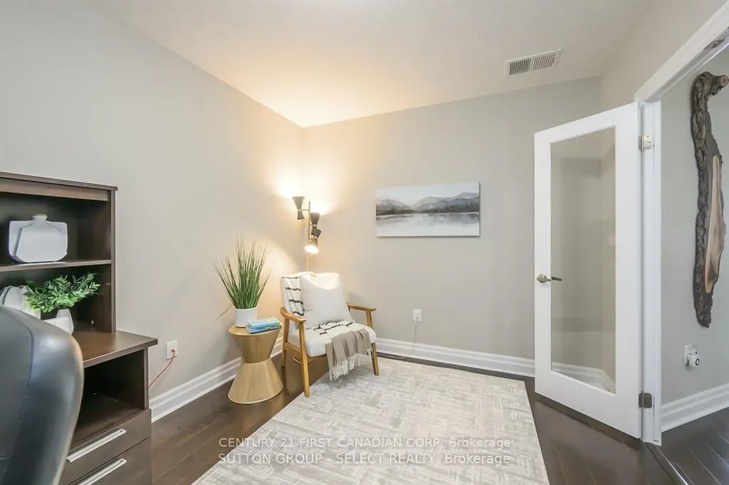 240 Villagewalk Boulevard, #809