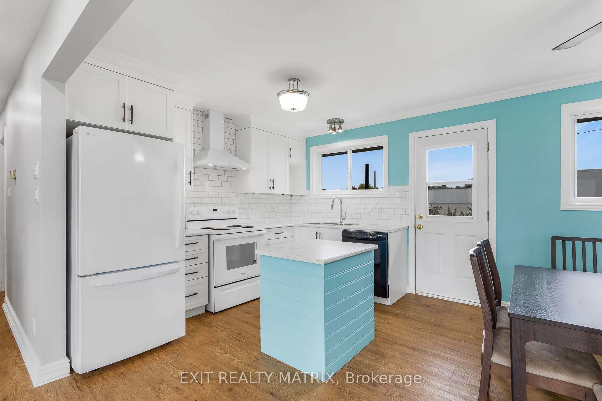 94 Peel Street E