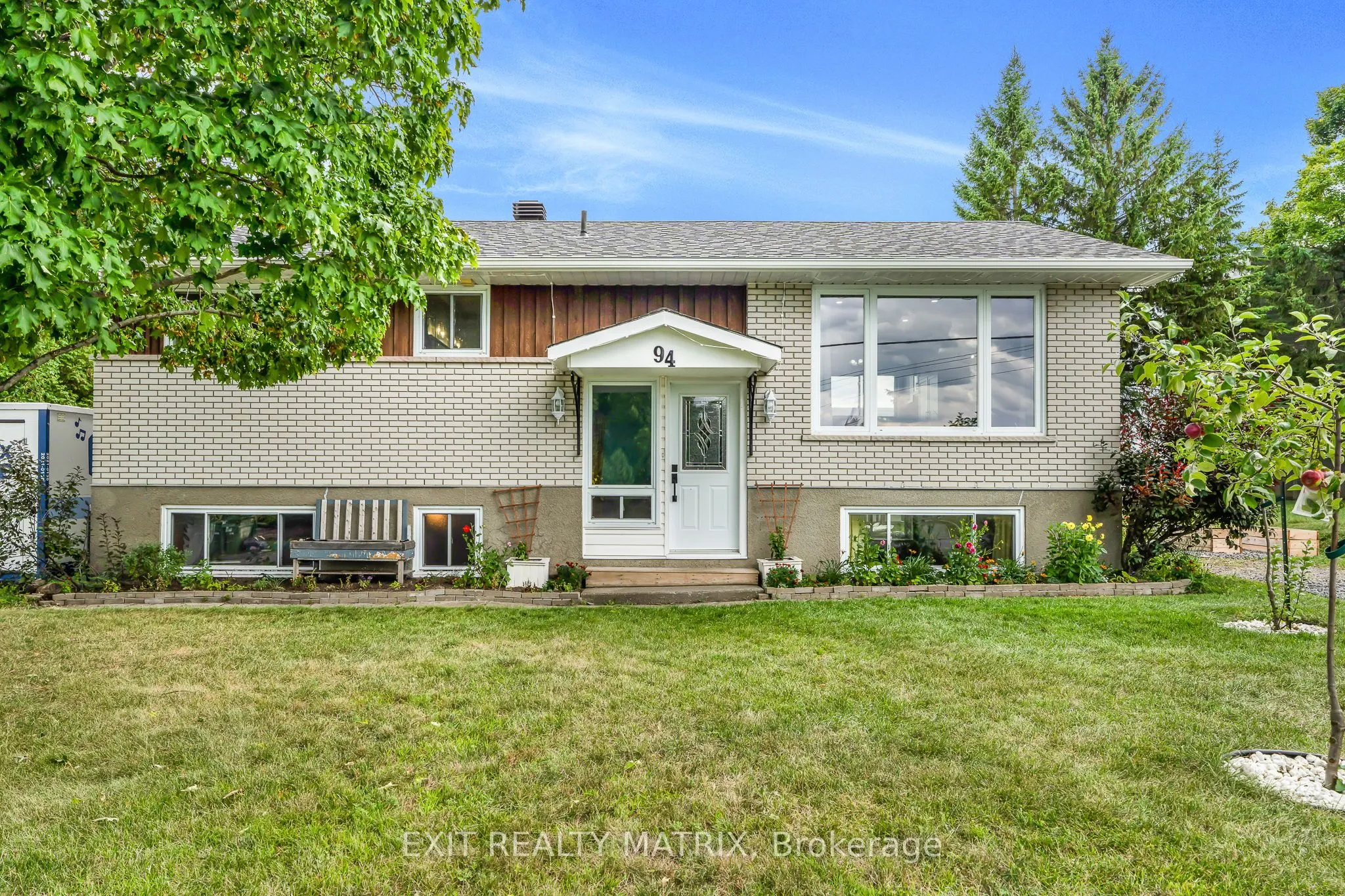 94 Peel Street E