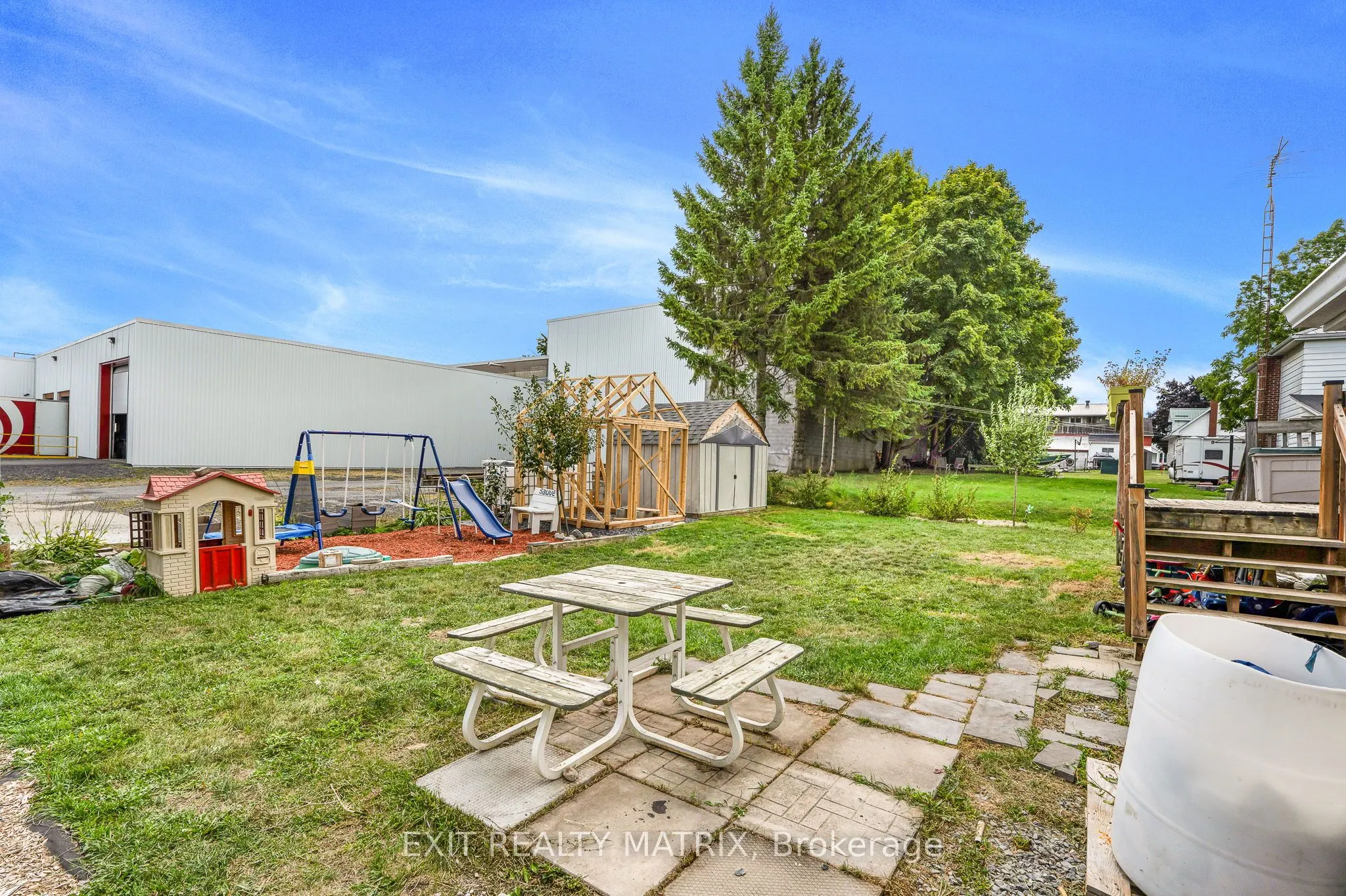 94 Peel Street E