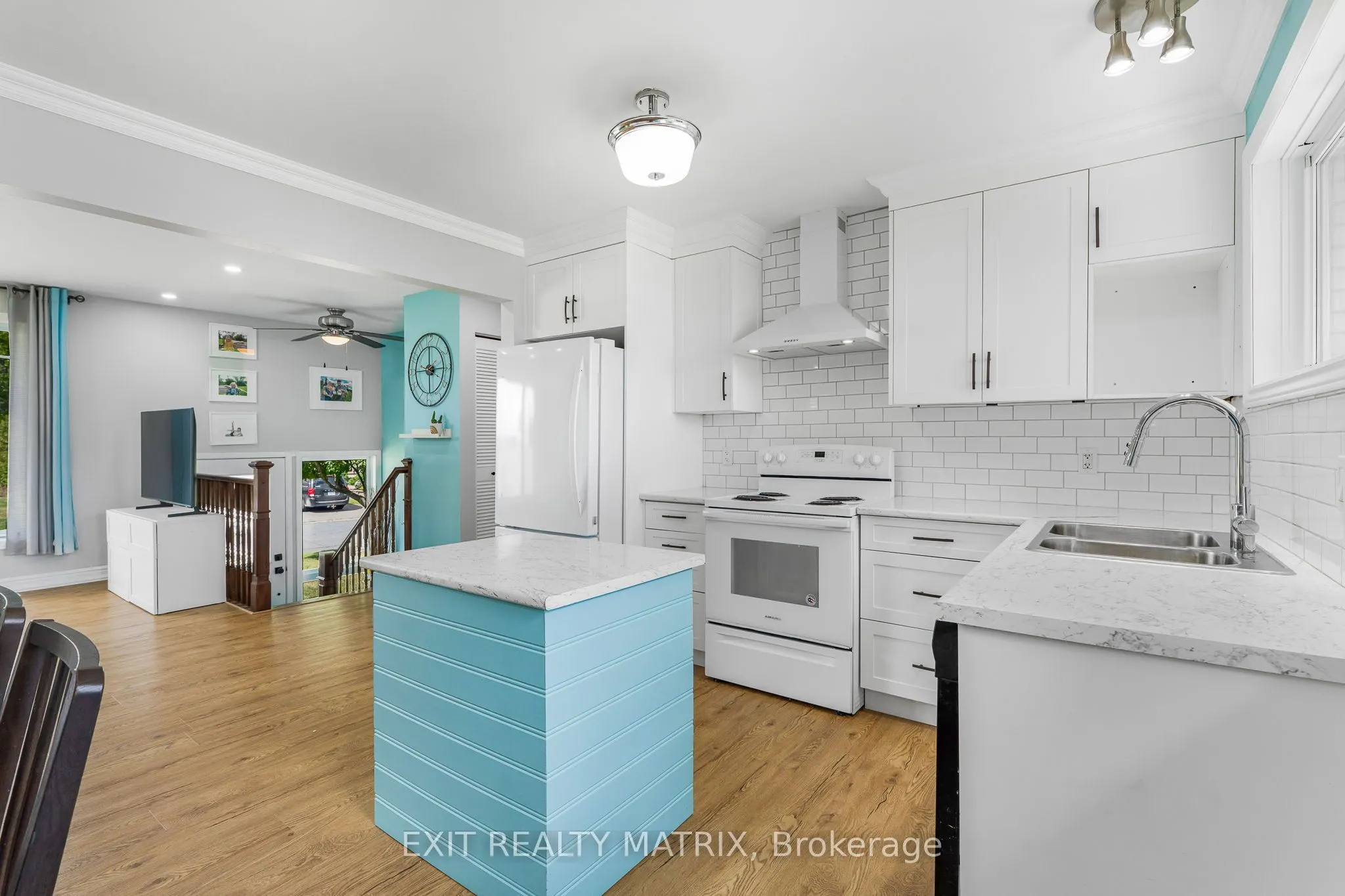 94 Peel Street E