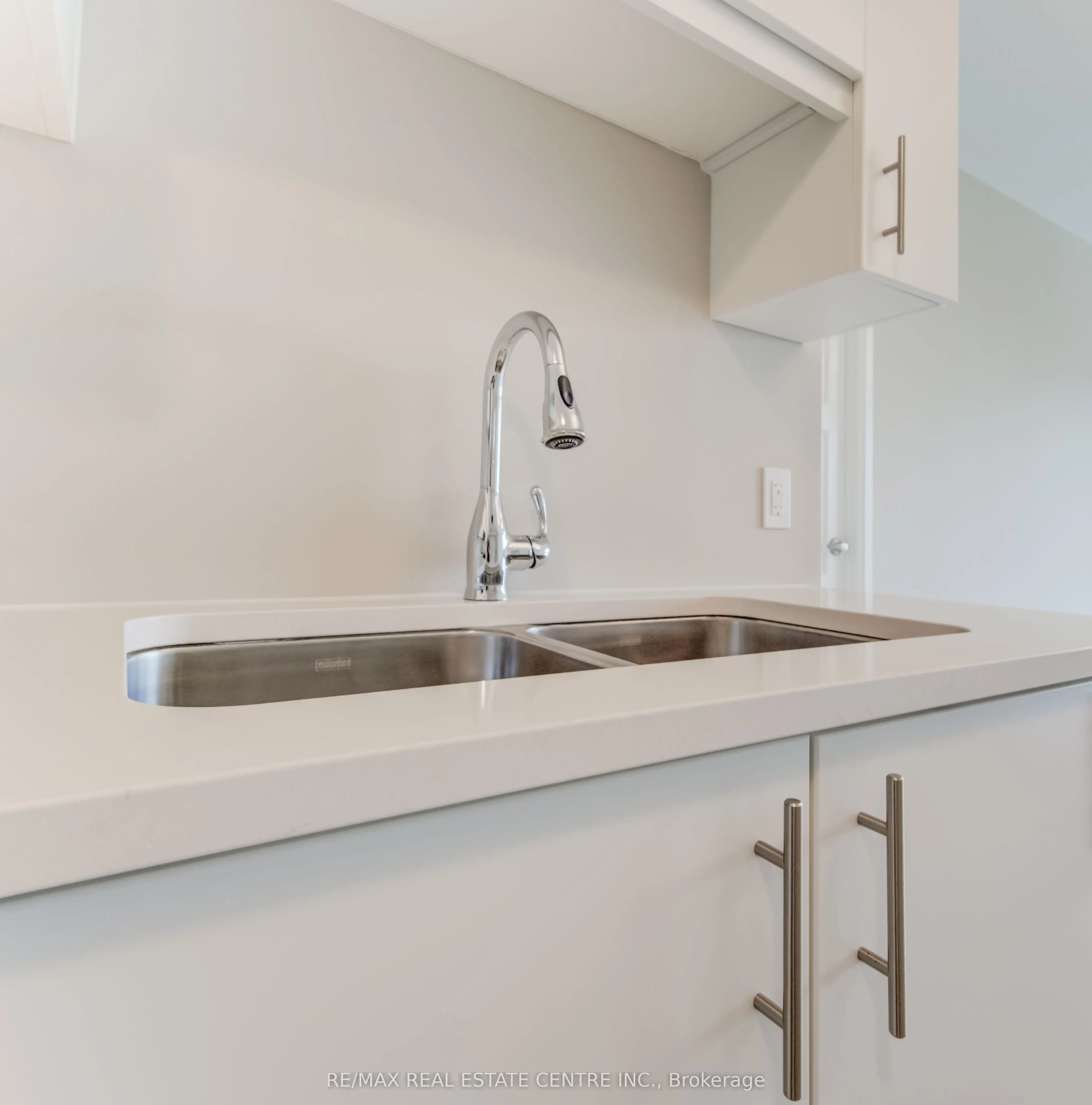 93 Arthur Street S, #1001