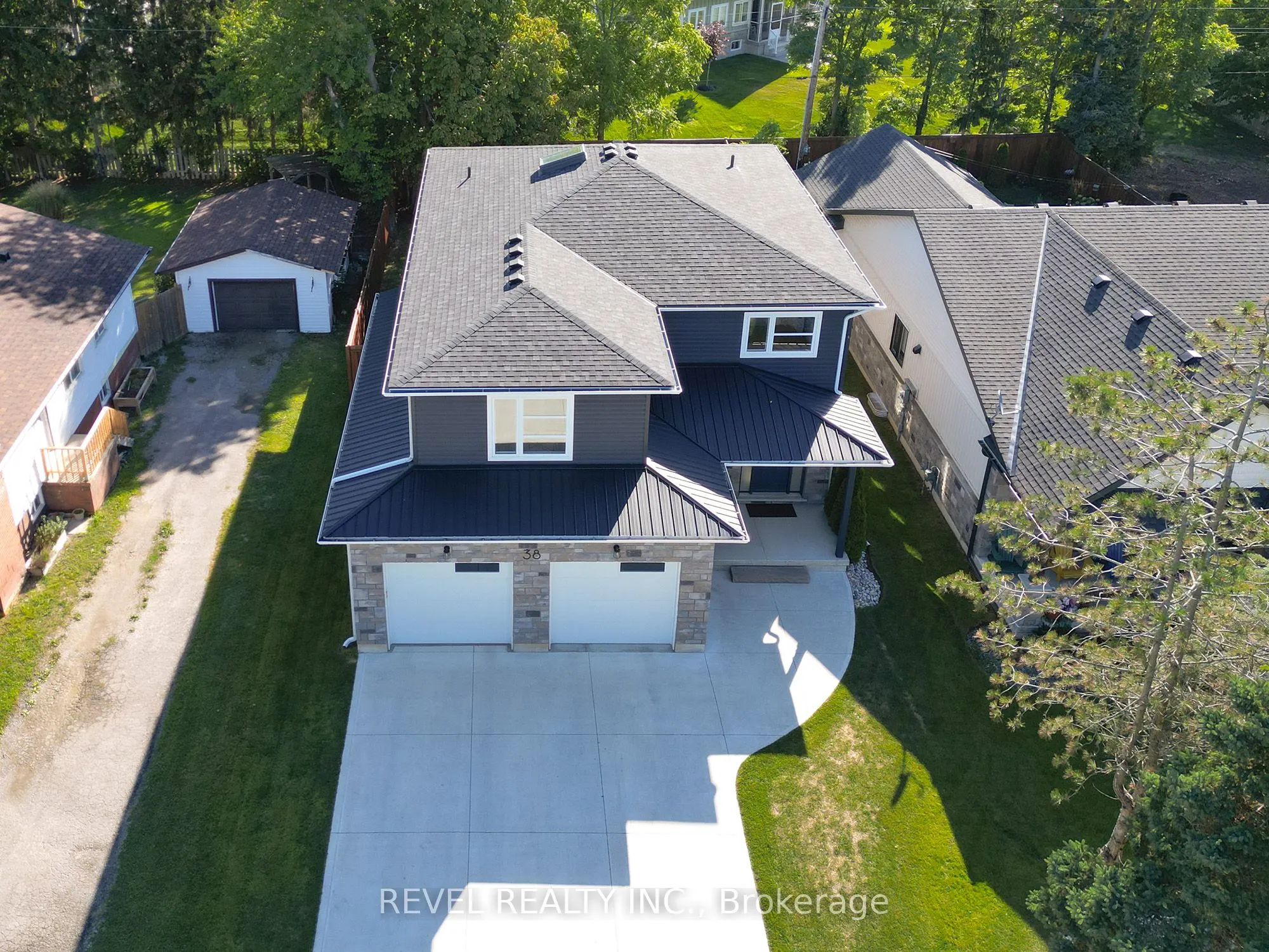 38 Lakeview Avenue