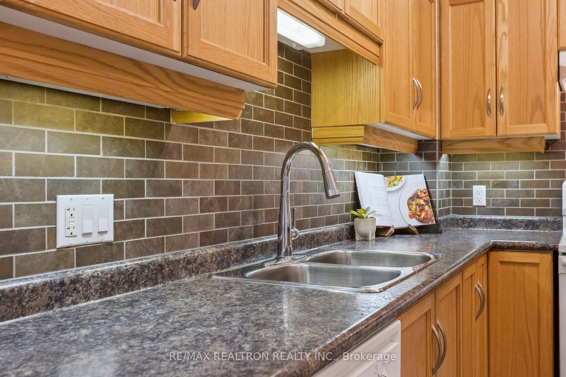 165 Duke Street E, #111