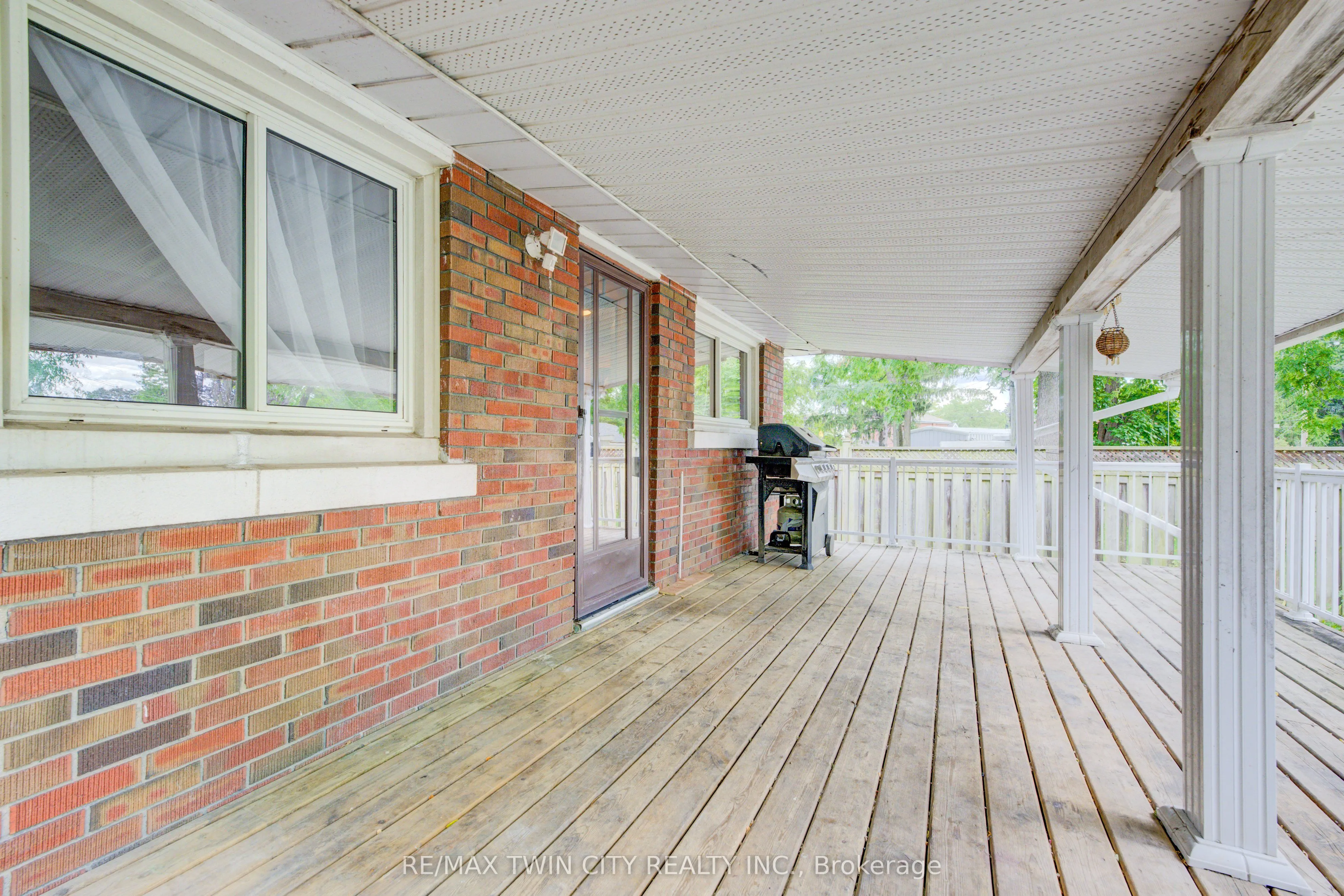 168 Dundas Street N