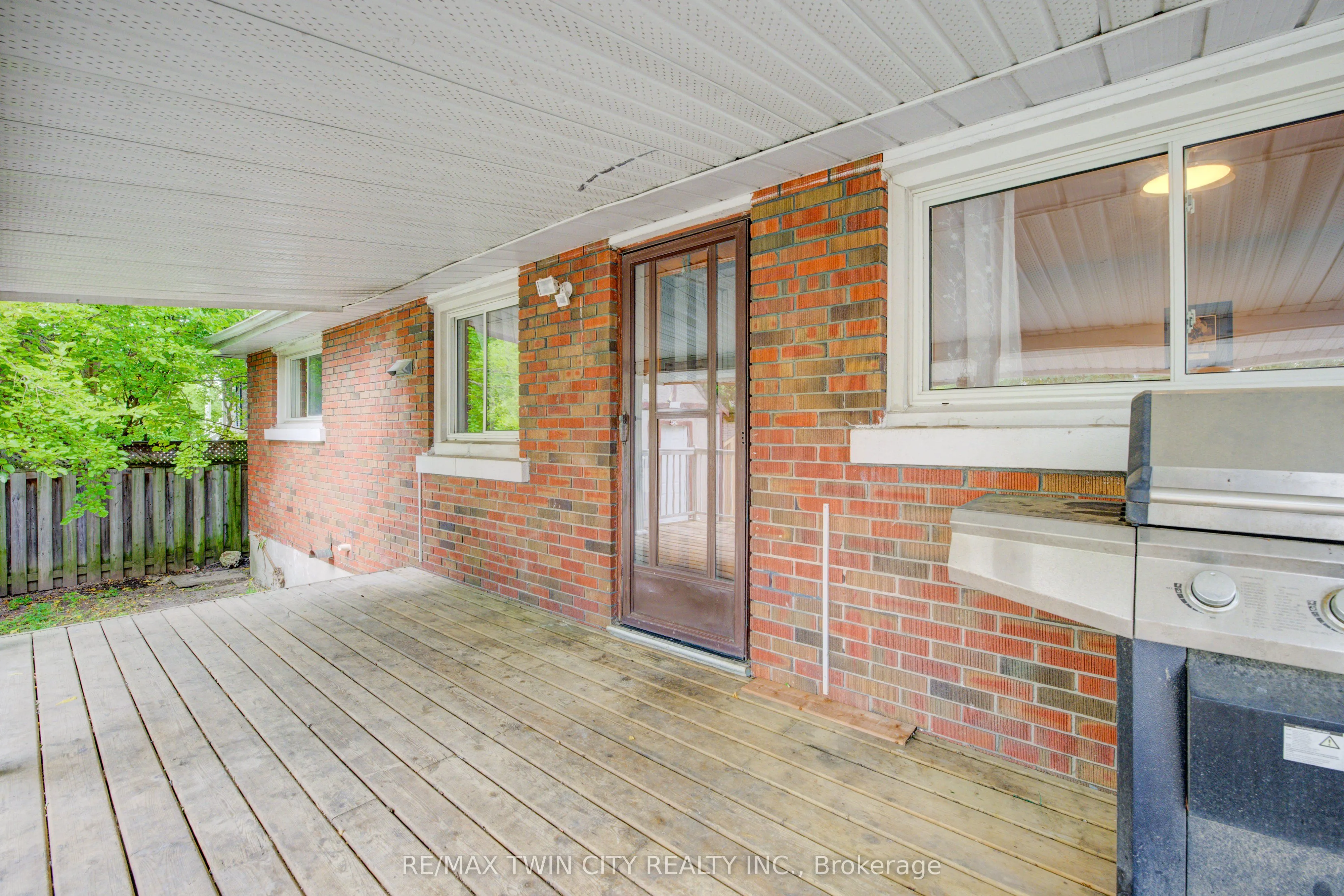 168 Dundas Street N