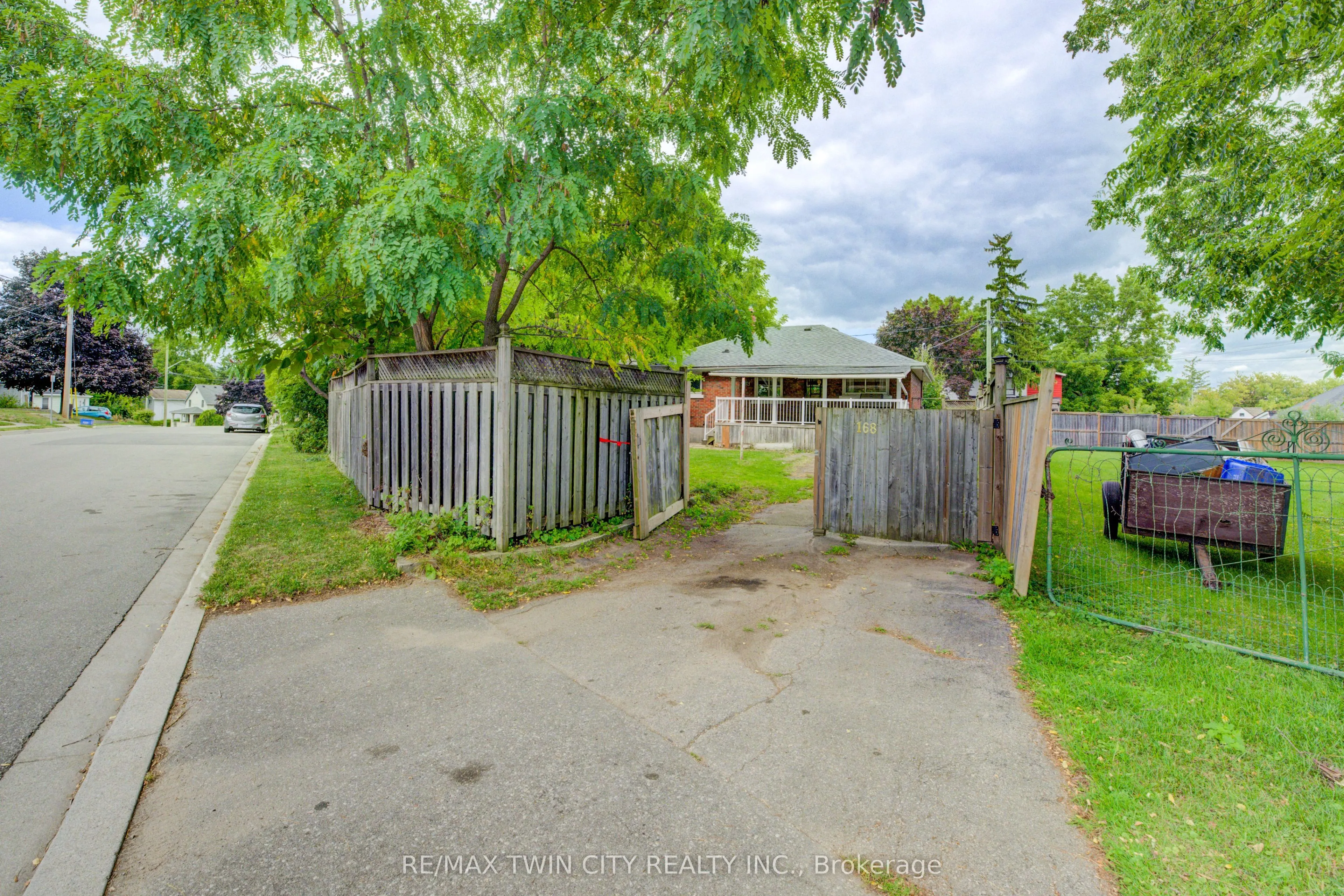 168 Dundas Street N