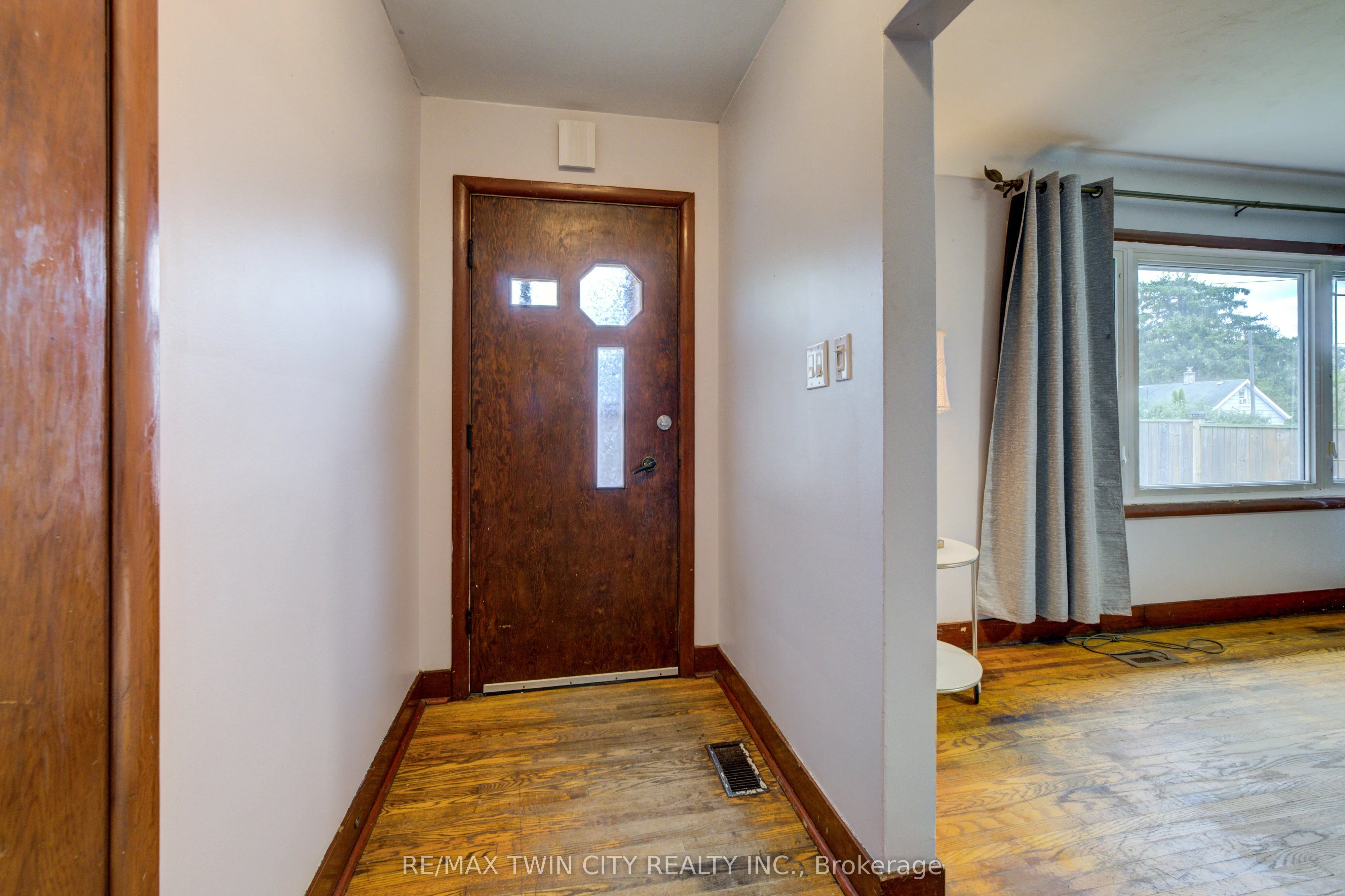168 Dundas Street N