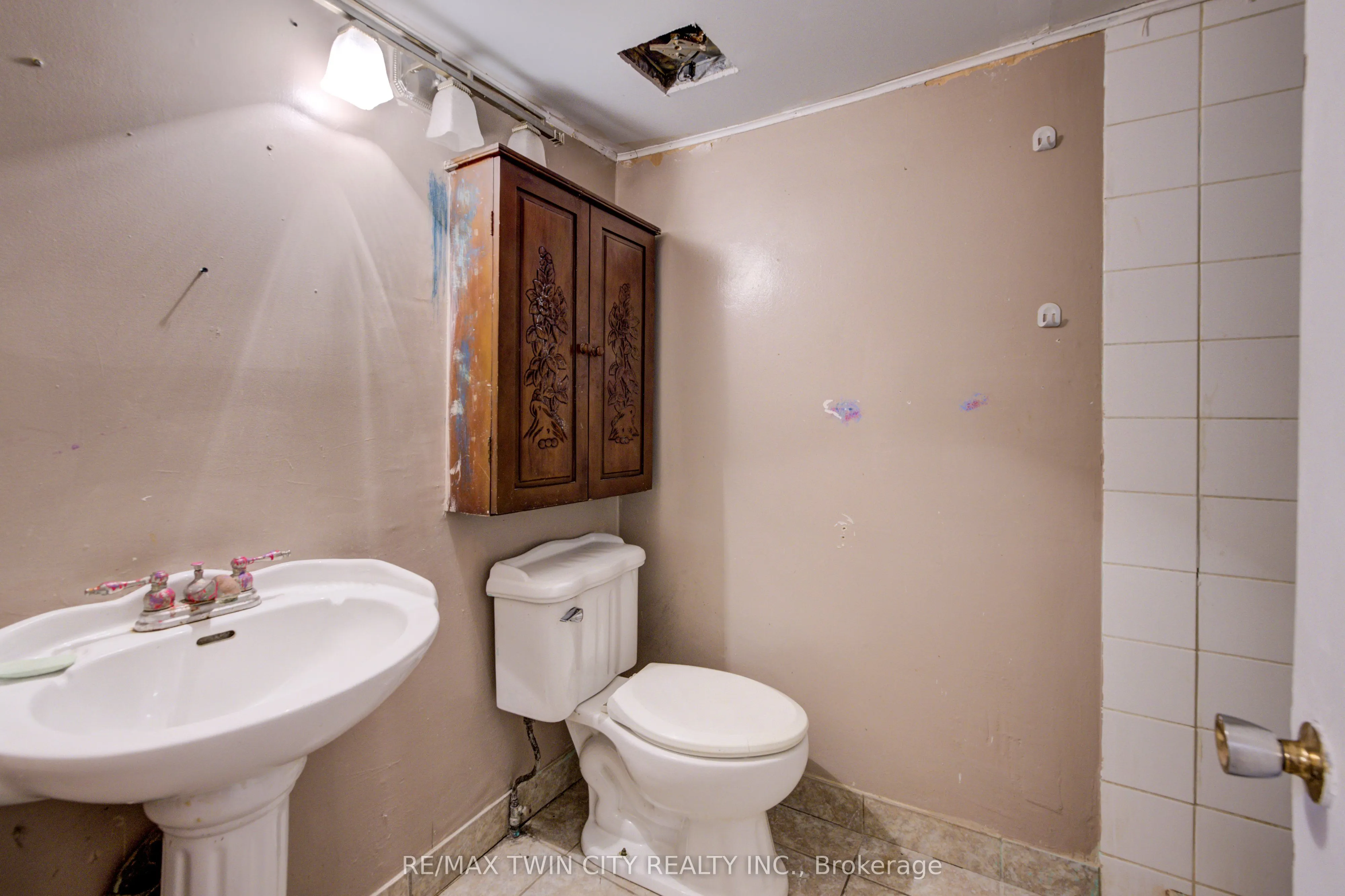 168 Dundas Street N