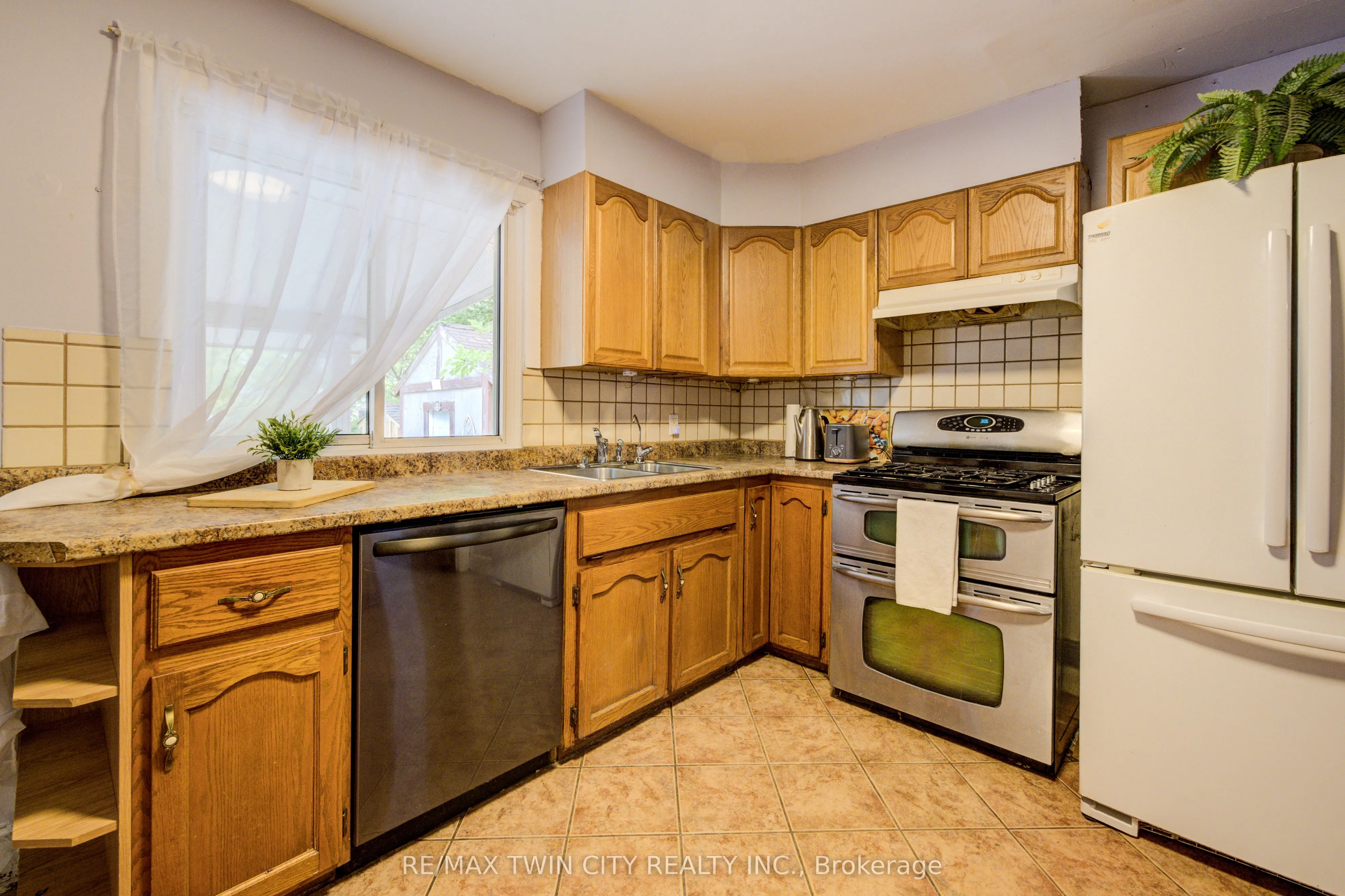 168 Dundas Street N