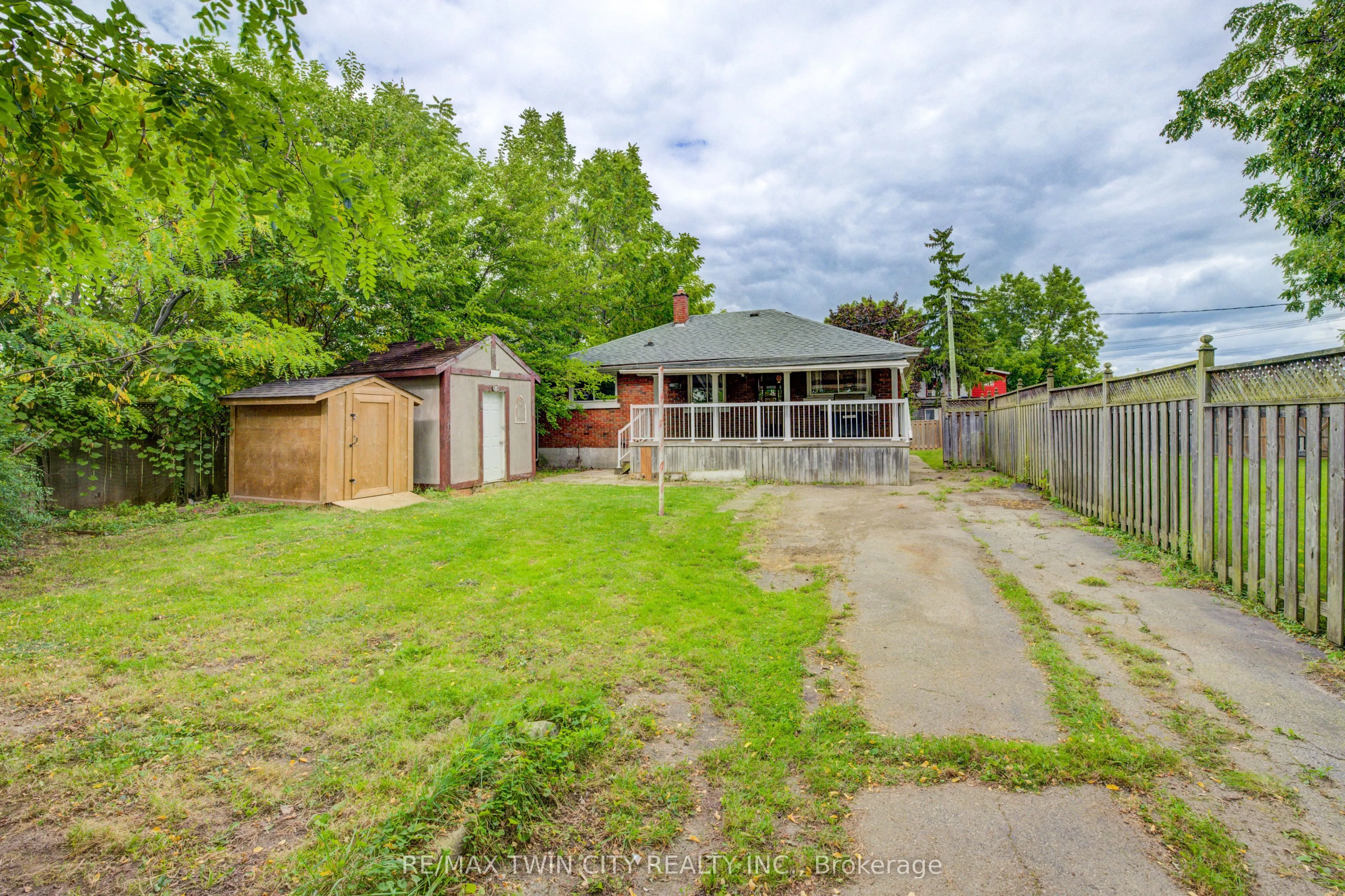 168 Dundas Street N