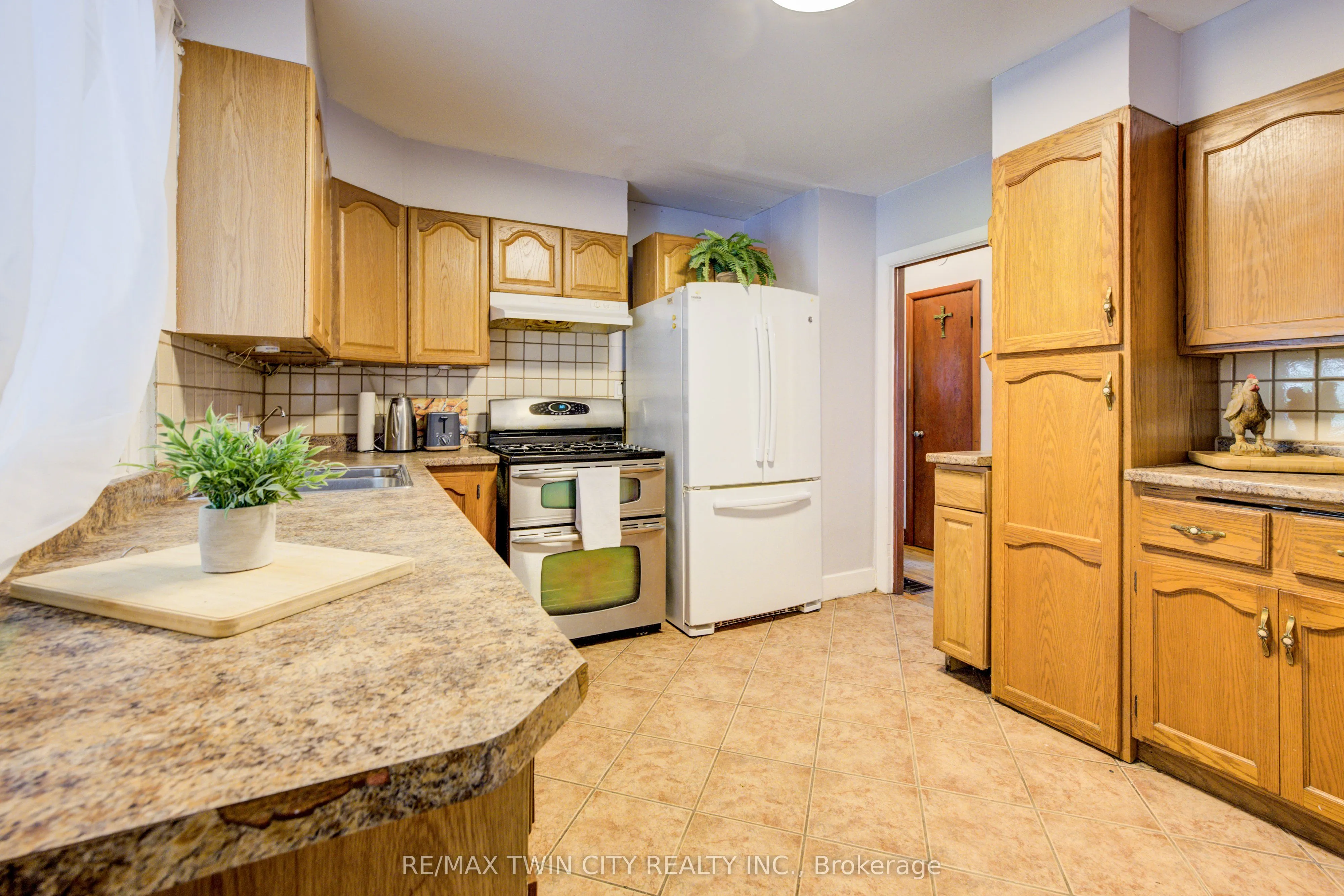 168 Dundas Street N