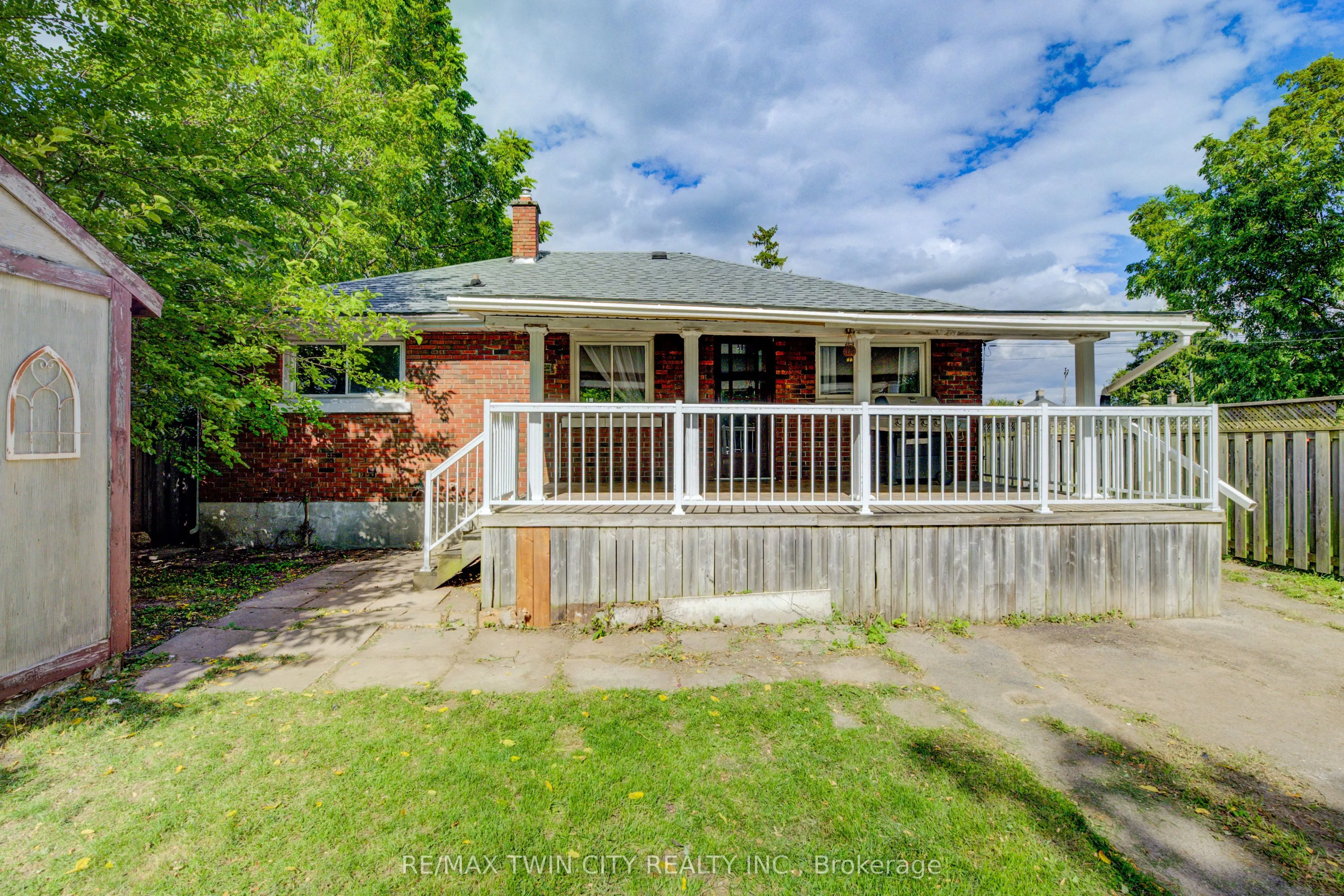 168 Dundas Street N