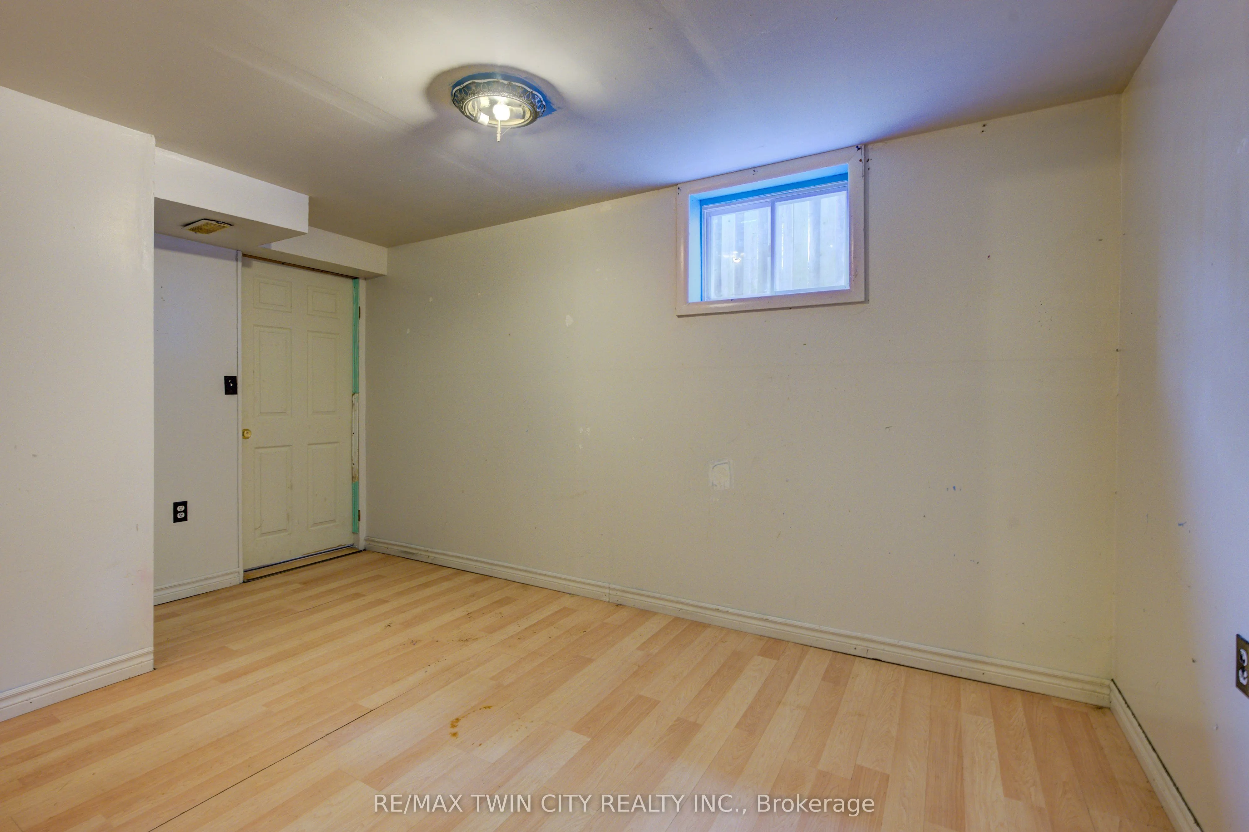 168 Dundas Street N