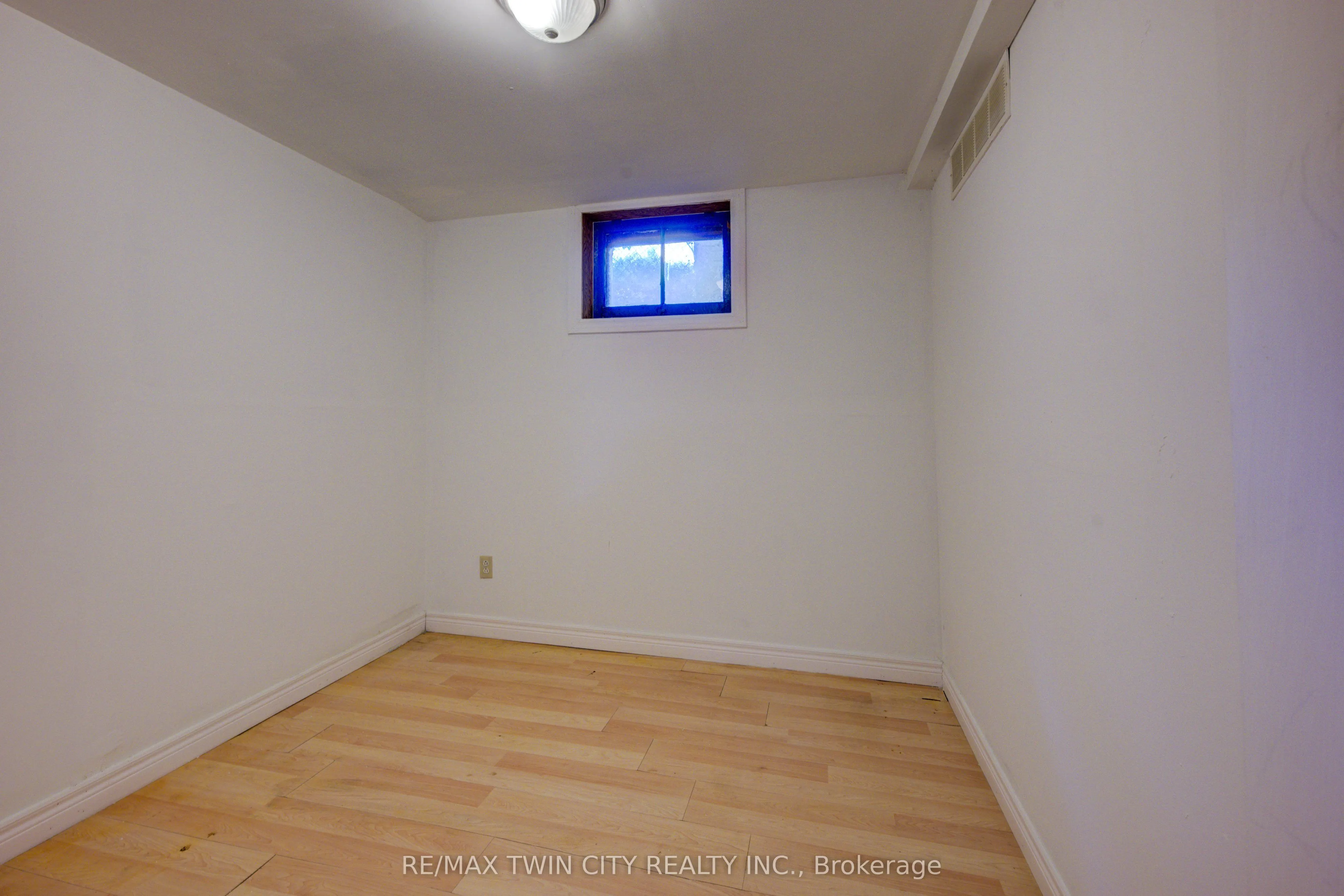 168 Dundas Street N
