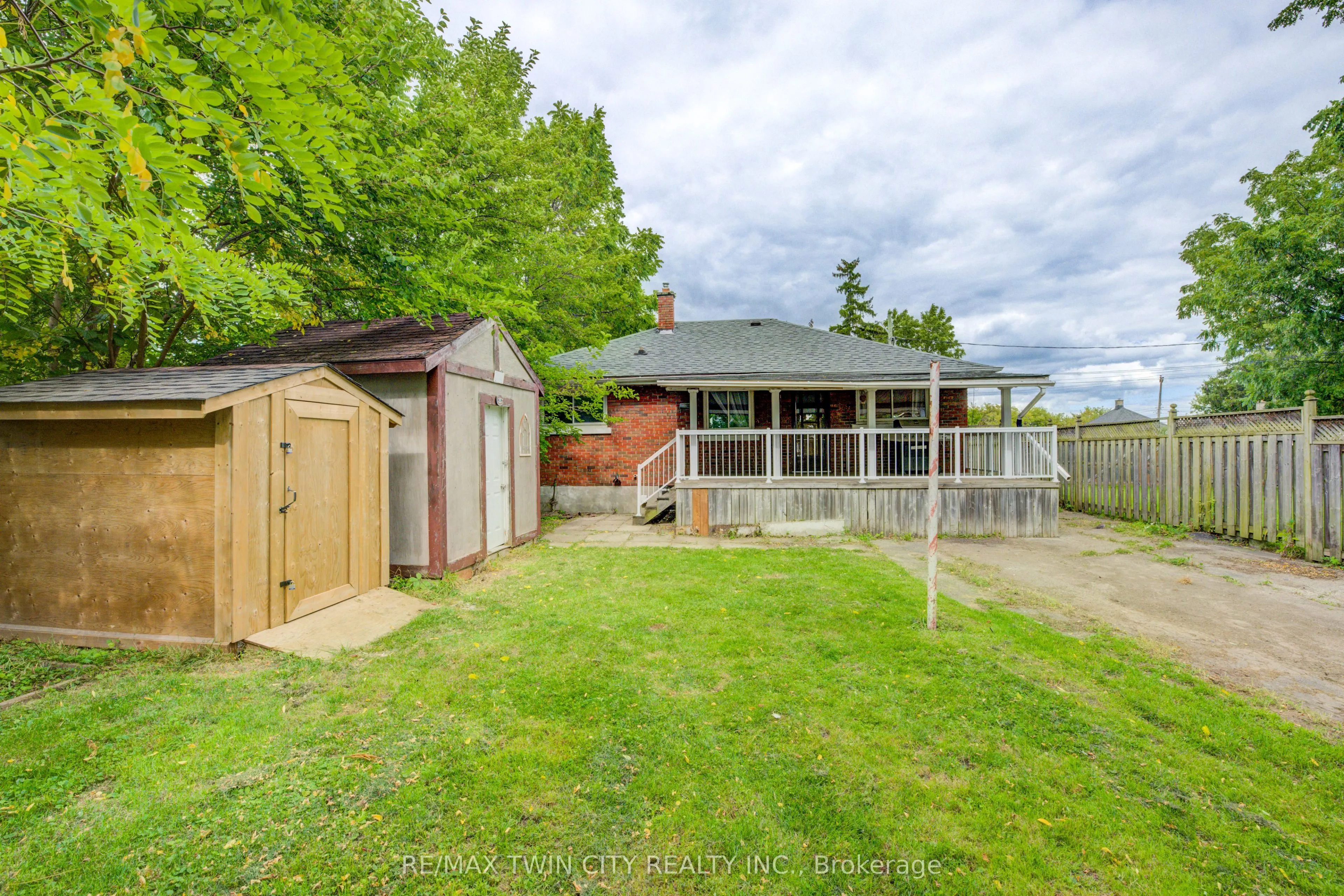 168 Dundas Street N