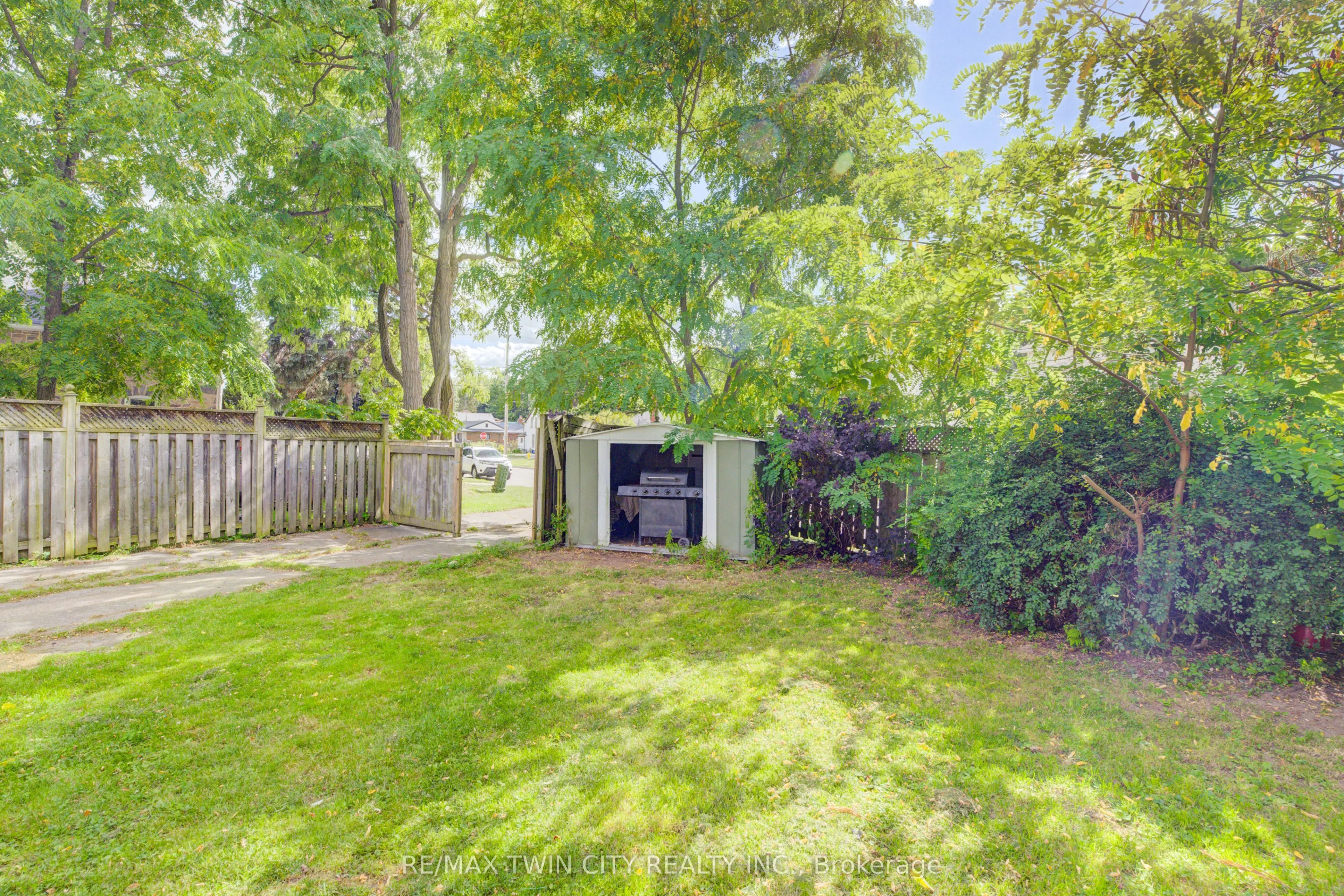 168 Dundas Street N